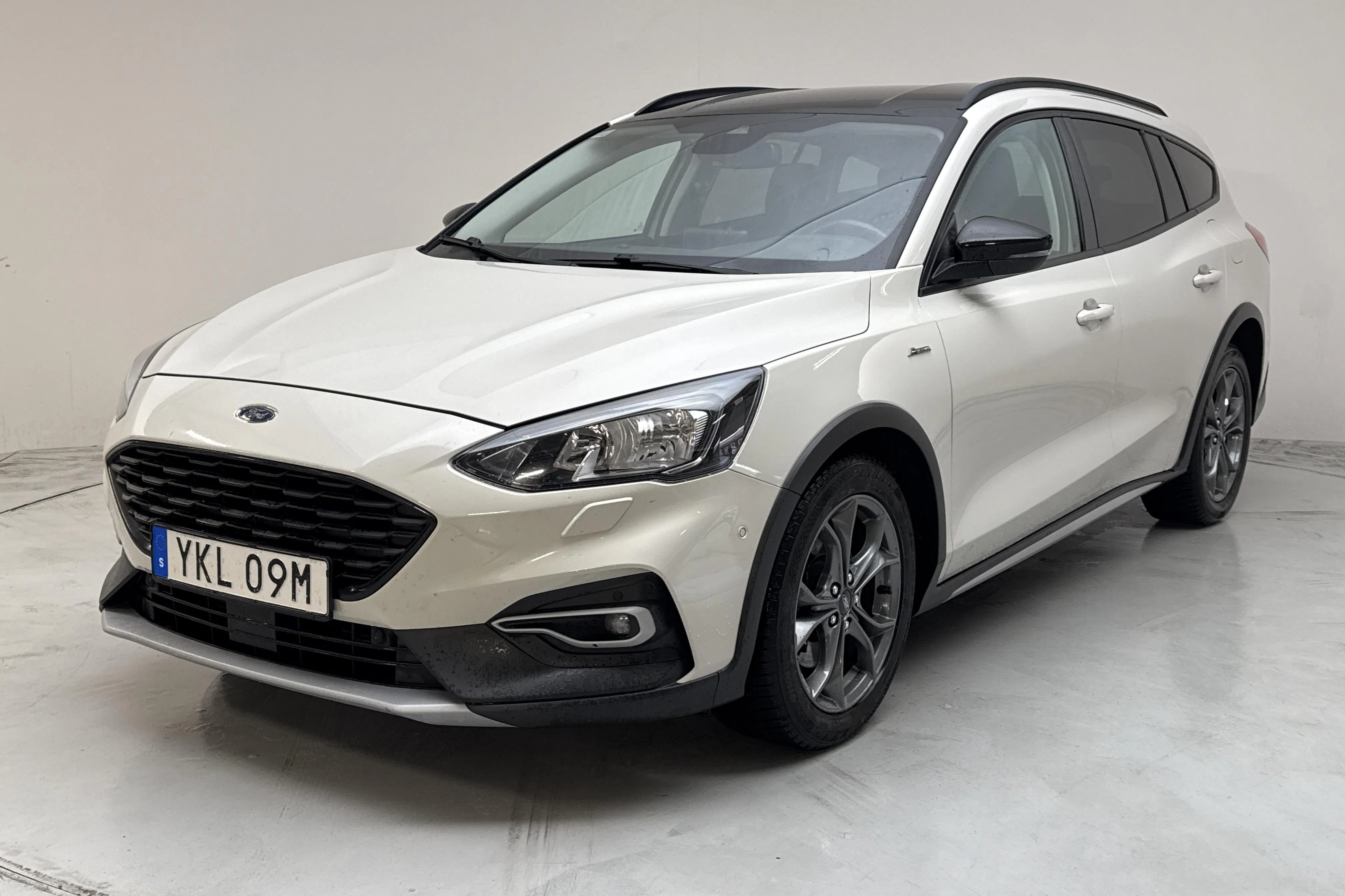 Presentationsfoto 1 av 12: Ford Focus 1.0 EcoBoost Kombi (125hk) - 14 947 mil - Automat - vit - 2019
