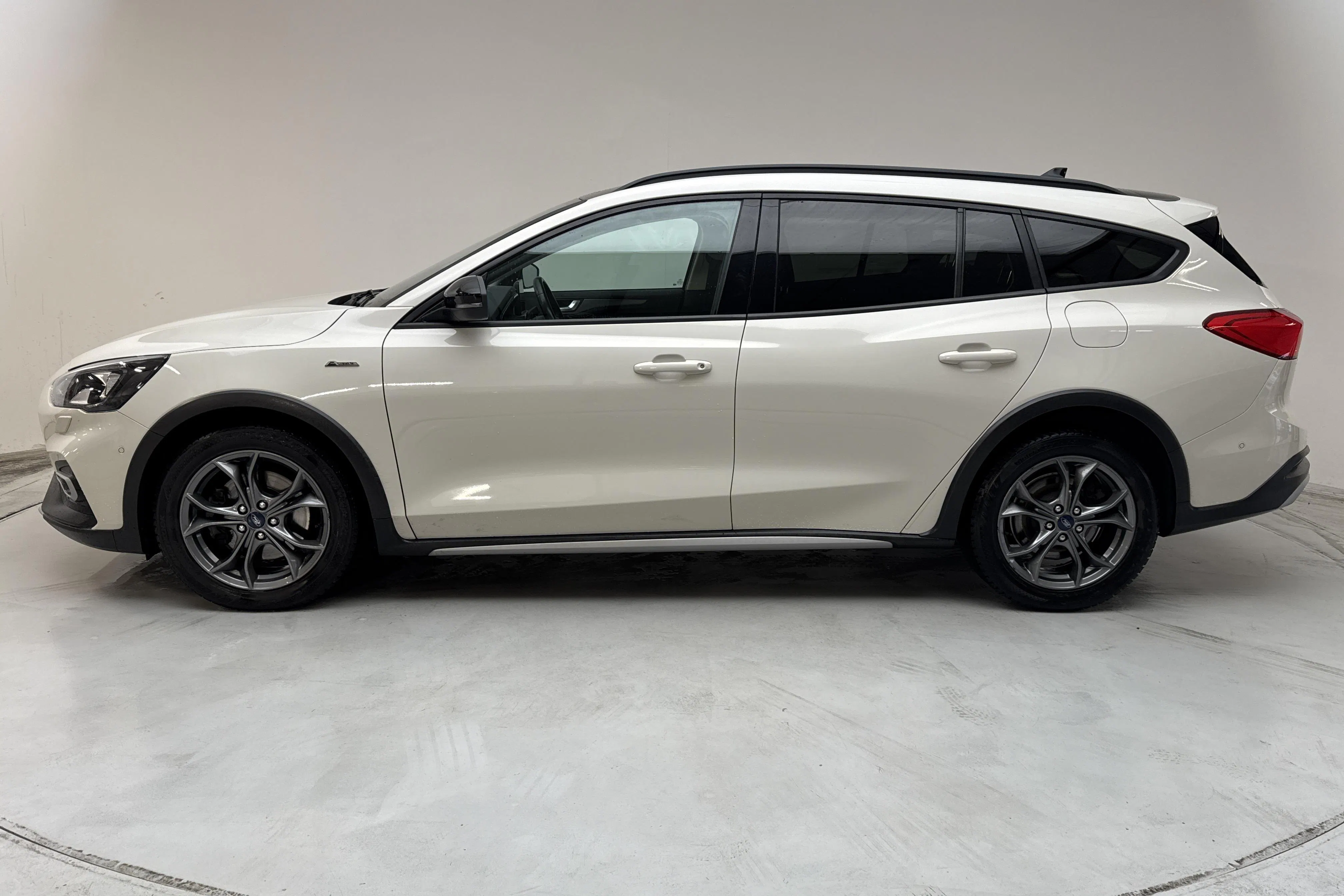 Presentationsfoto 2 av 12: Ford Focus 1.0 EcoBoost Kombi (125hk) - 14 947 mil - Automat - vit - 2019