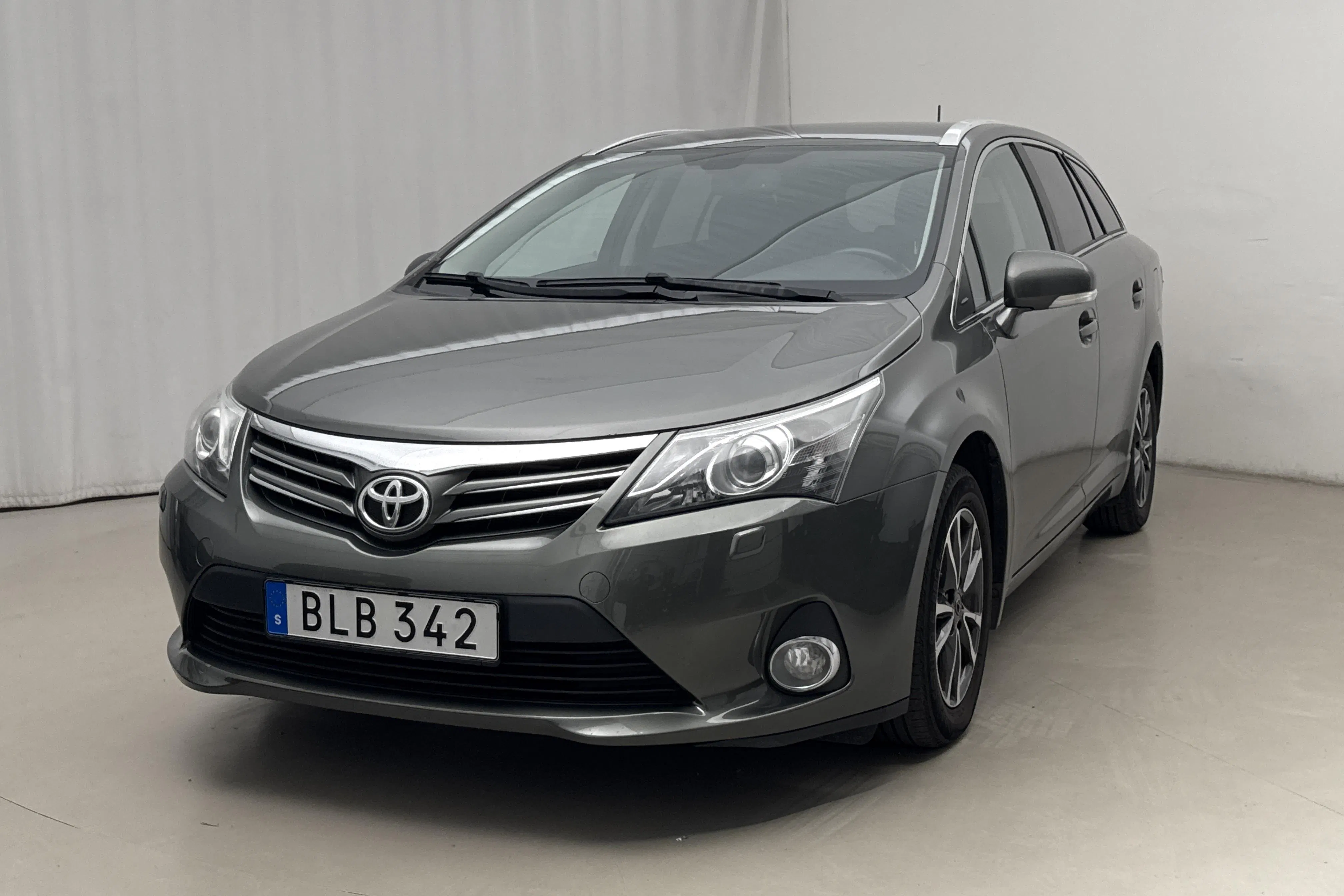 Presentationsfoto 1 av 15: Toyota Avensis 1.8 Kombi (147hk) - 19 863 mil - Manuell - grön - 2013
