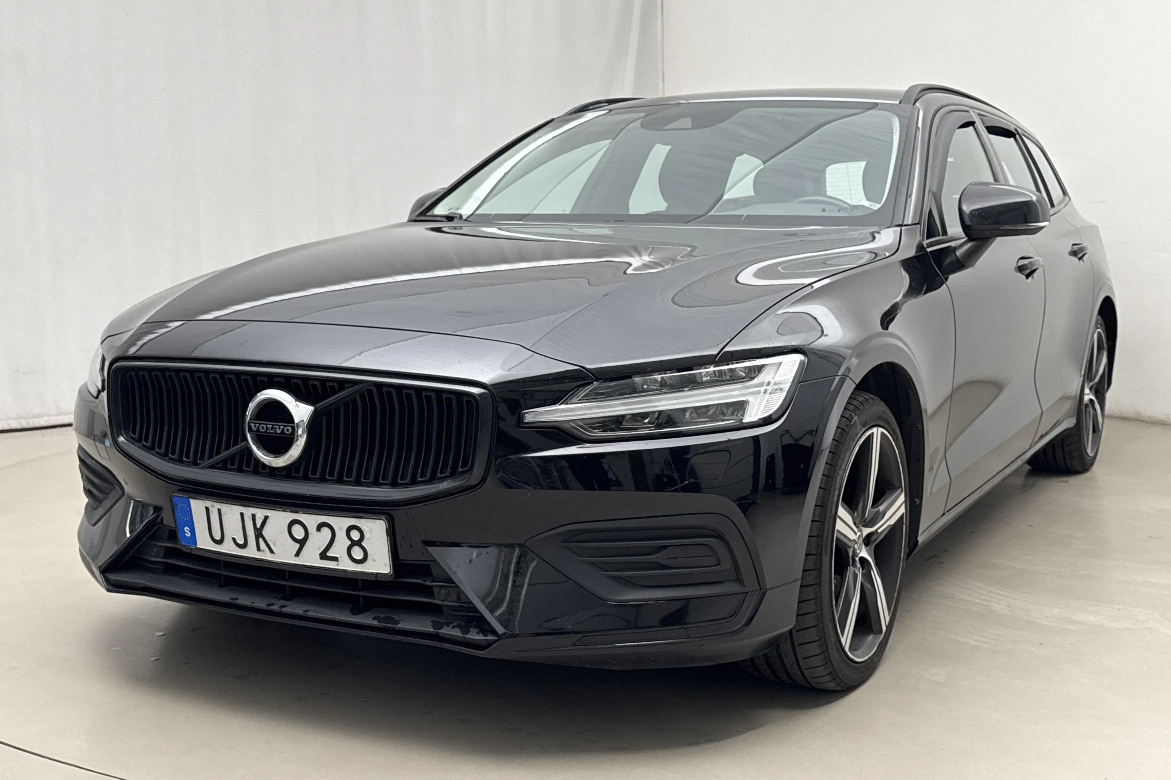 Presentation photo 1 of 17: Volvo V60 D3 (150hk) - 247 470 km - Automatic - black - 2019