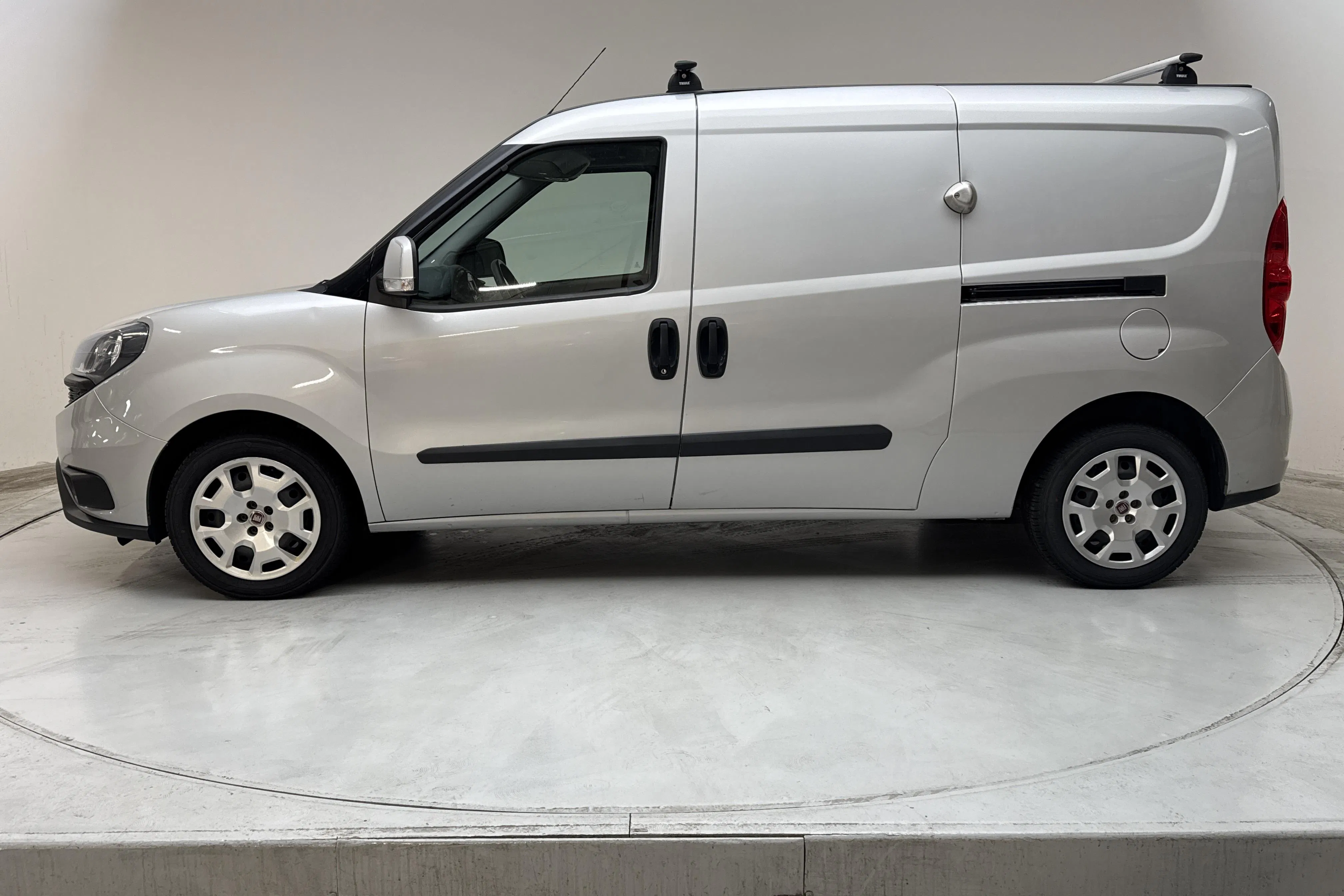 Presentationsfoto 2 av 11: Fiat Doblo Cargo 1.4T CNG (120hk) - 5 846 mil - Manuell - grå - 2021