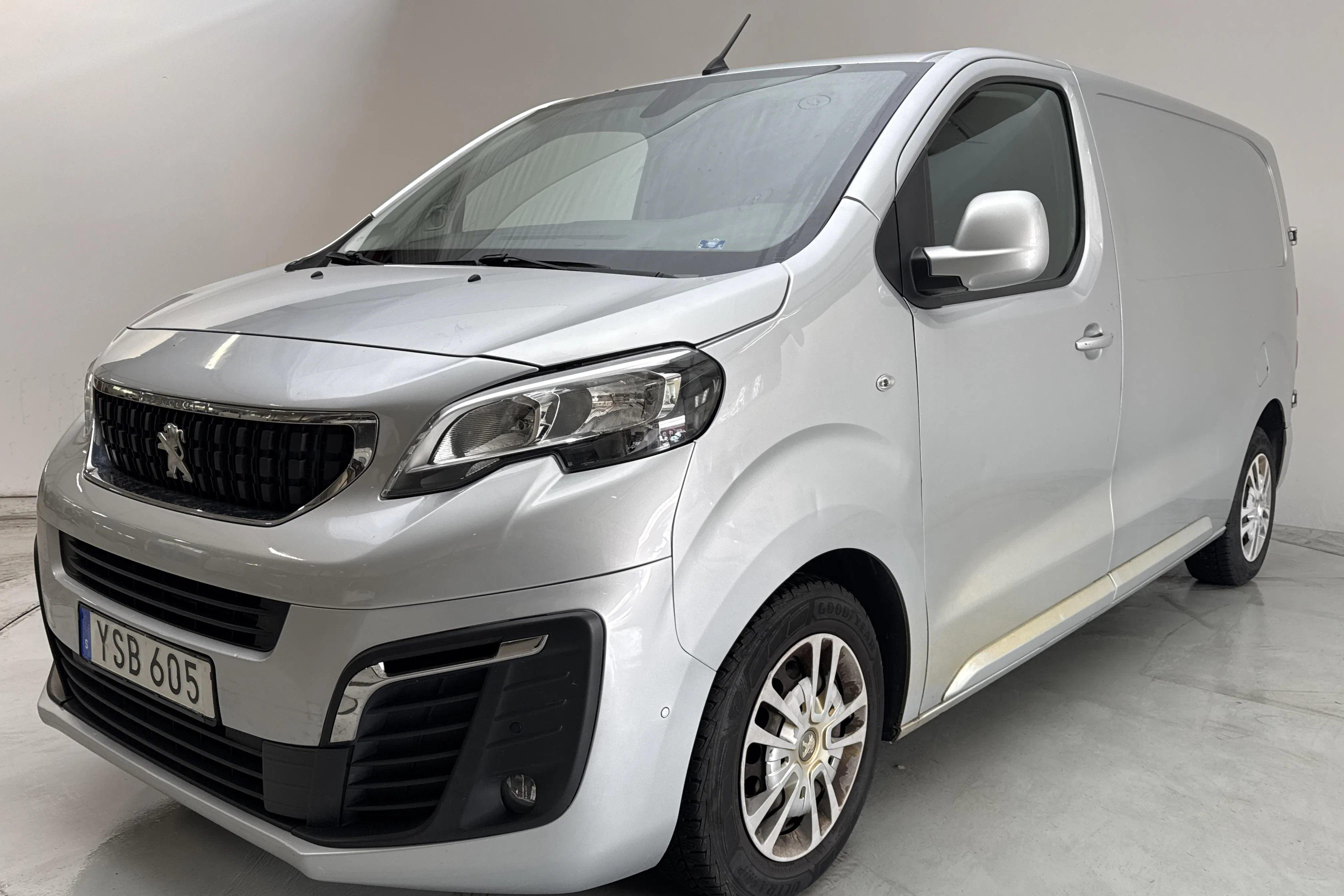 Presentationsfoto 1 av 13: Peugeot Expert BlueHDi Skåp (177hk) - 20 092 mil - Automat - 2018