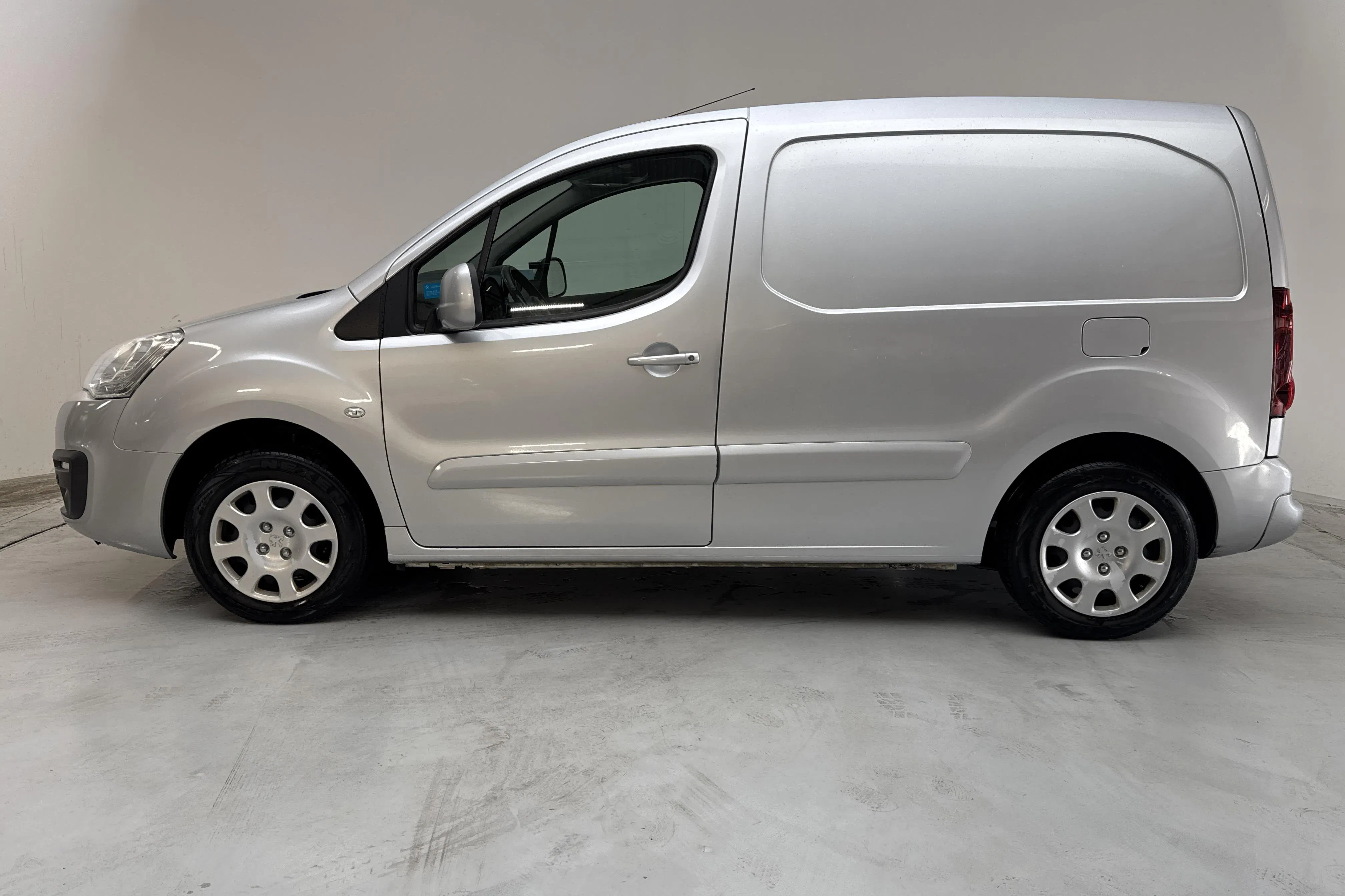Presentationsfoto 2 av 10: Peugeot Partner 1.6 BlueHDI Skåp (100hk) - 17 916 mil - Manuell - Ljusgrå - 2017