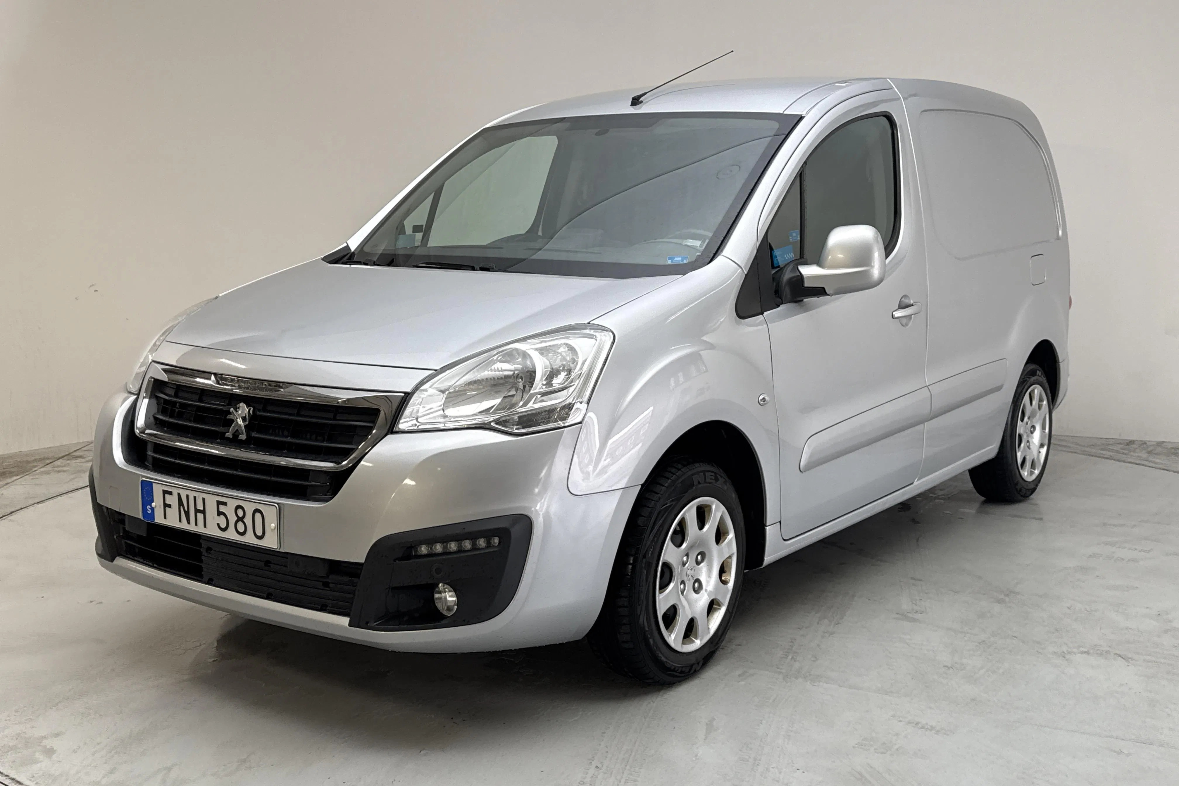 Presentationsfoto 1 av 10: Peugeot Partner 1.6 BlueHDI Skåp (100hk) - 17 916 mil - Manuell - Ljusgrå - 2017