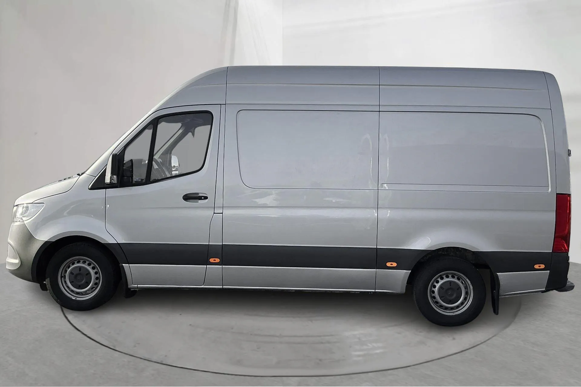 Presentationsfoto 2 av 14: Mercedes Sprinter 316 CDI Skåp RWD (163hk) - 15 033 mil - Automat - silver - 2020