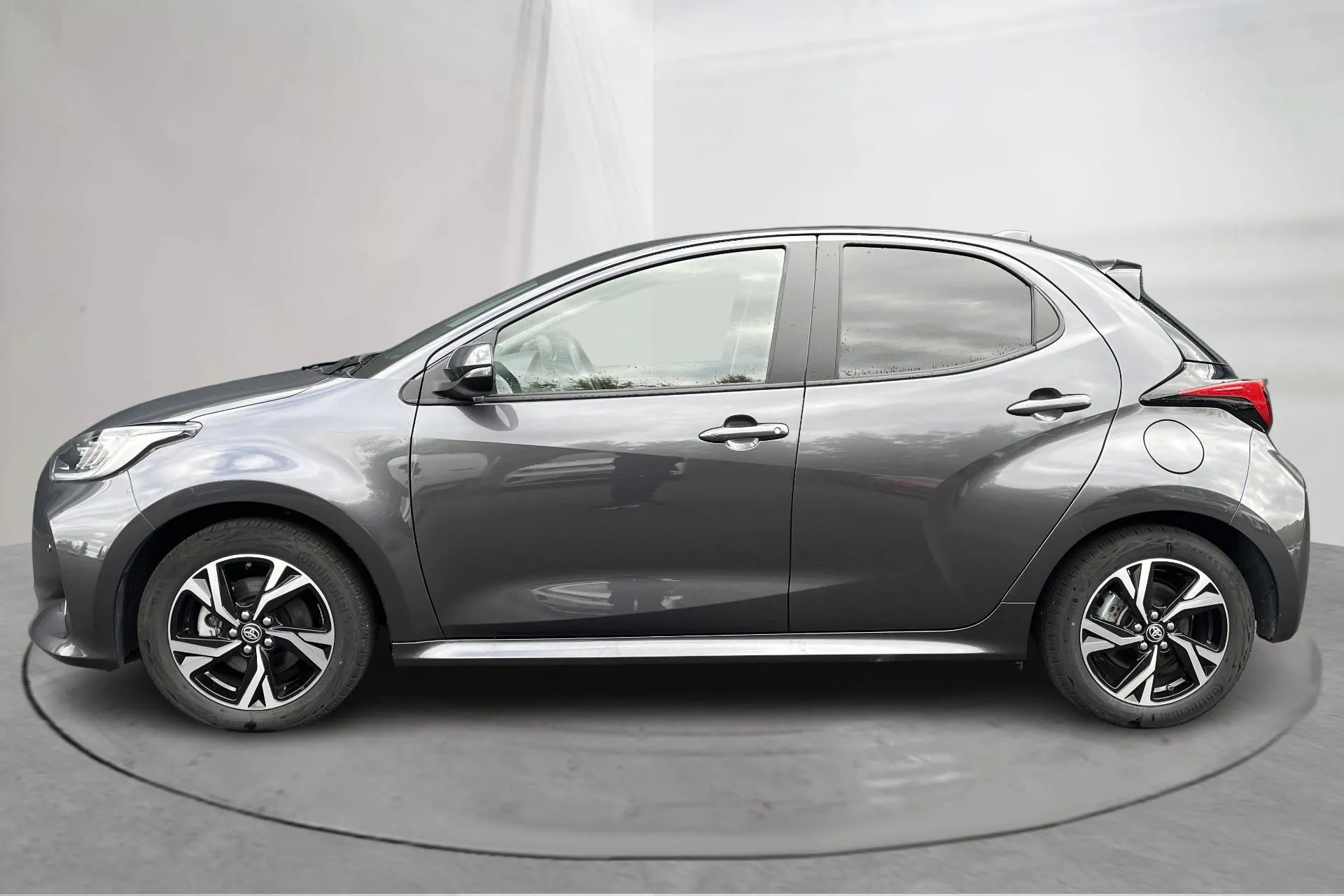 Presentationsfoto 2 av 15: Toyota Yaris 1.5 Hybrid 5dr (116hk) - 3 873 mil - Automat - Mörkgrå - 2024