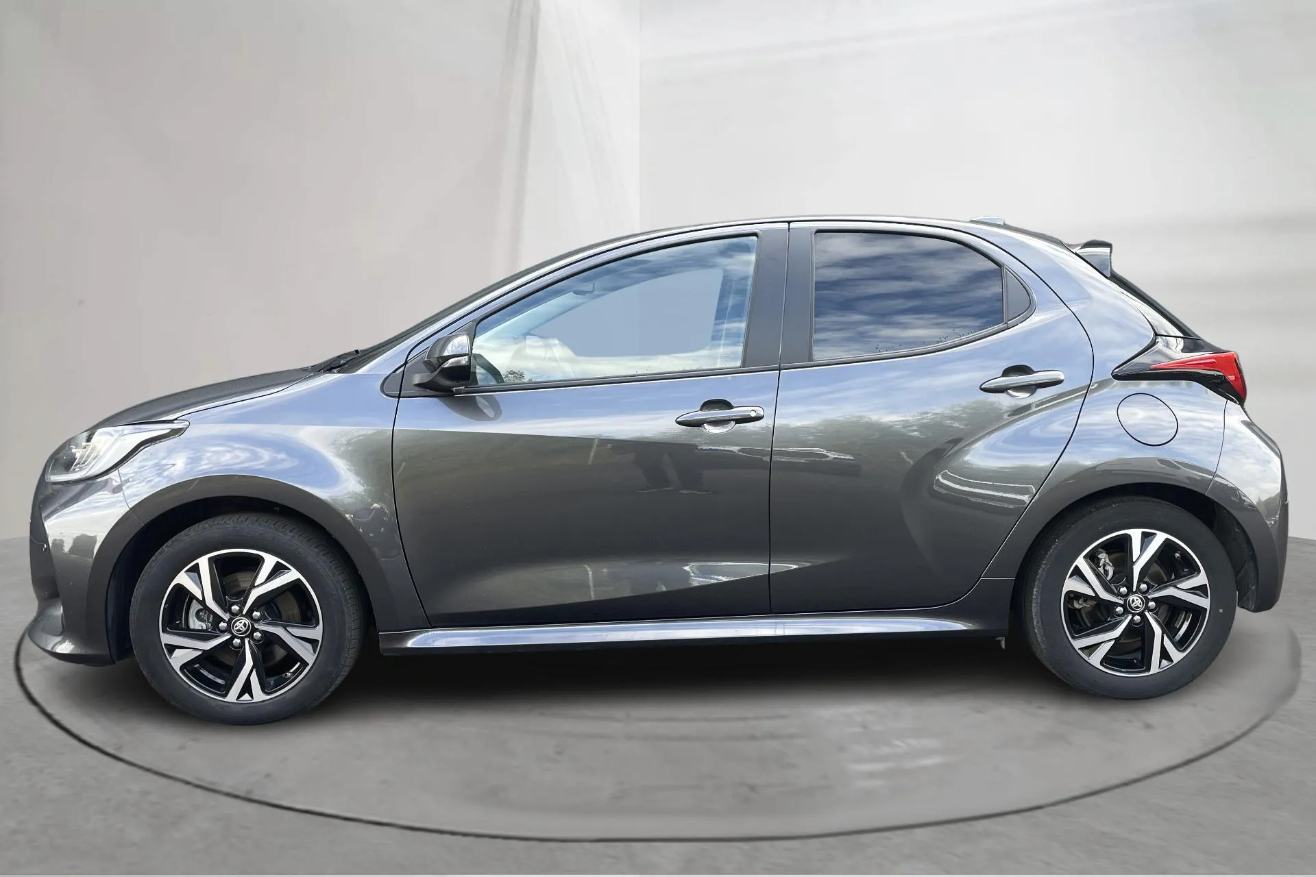 Presentationsfoto 2 av 15: Toyota Yaris 1.5 Hybrid 5dr (116hk) - 3 445 mil - Automat - Mörkgrå - 2024