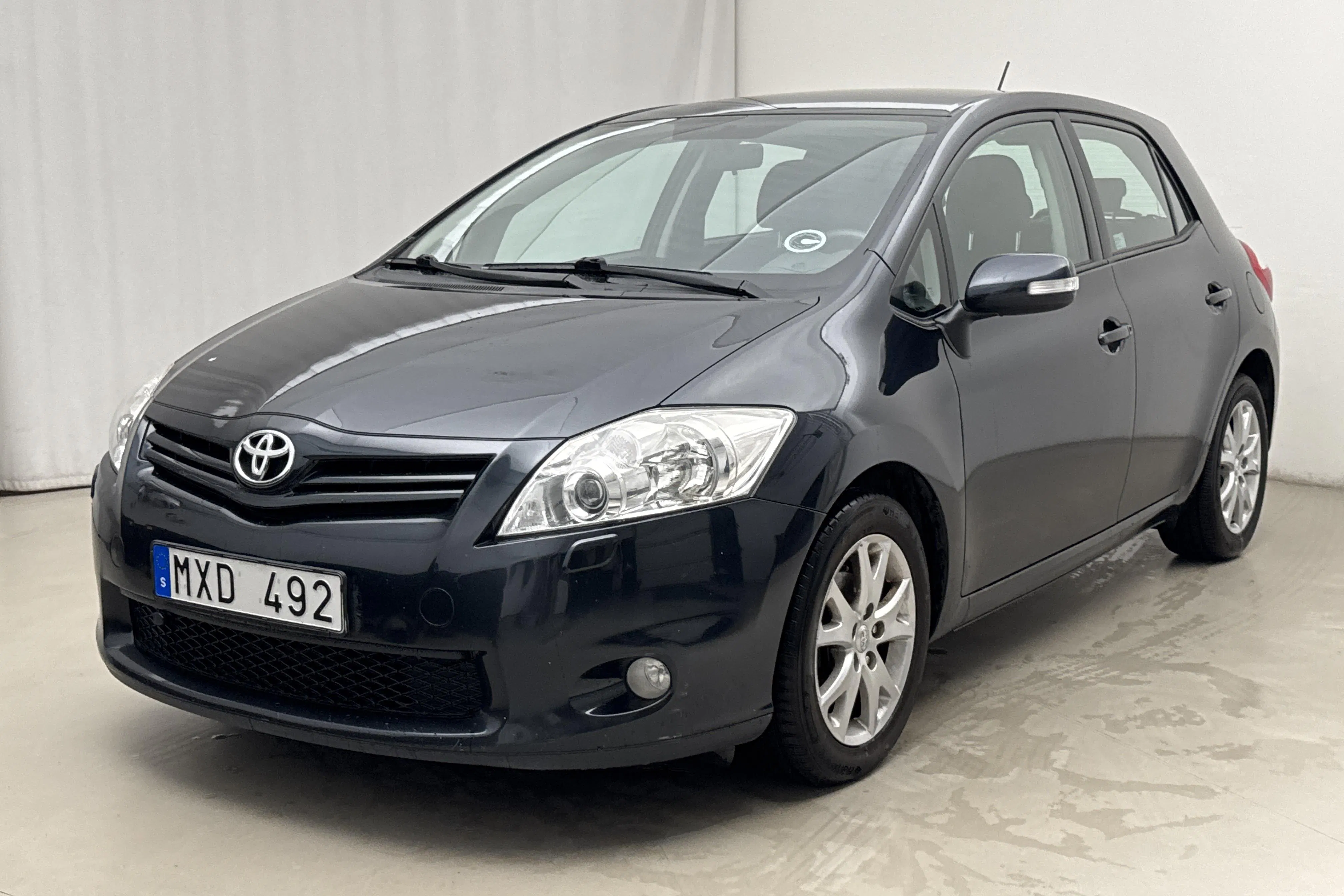 Presentationsfoto 1 av 14: Toyota Auris 1.6 VVT-i 5dr (132hk) - 17 145 mil - Manuell - Mörkblå - 2012