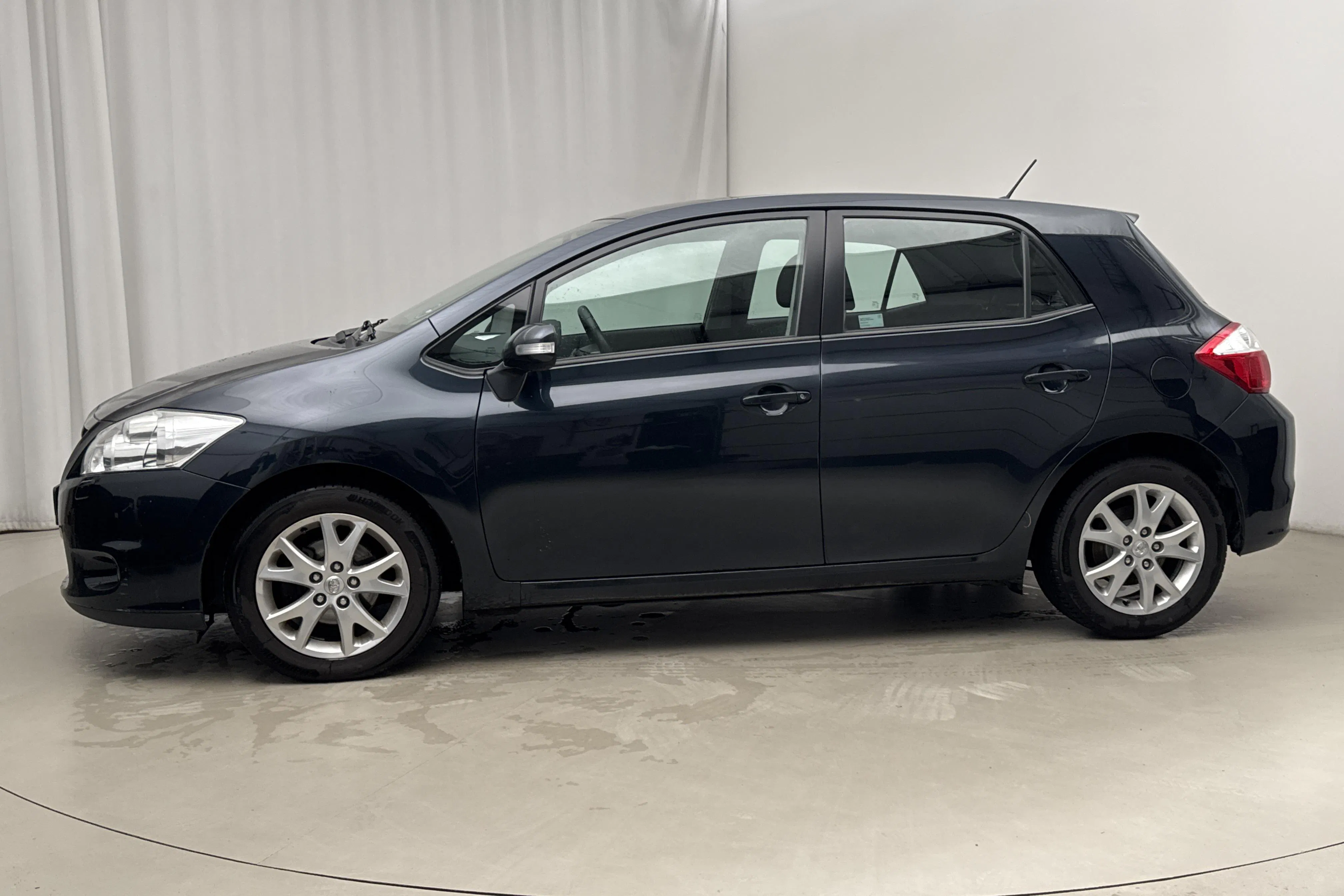 Presentationsfoto 2 av 14: Toyota Auris 1.6 VVT-i 5dr (132hk) - 17 145 mil - Manuell - Mörkblå - 2012