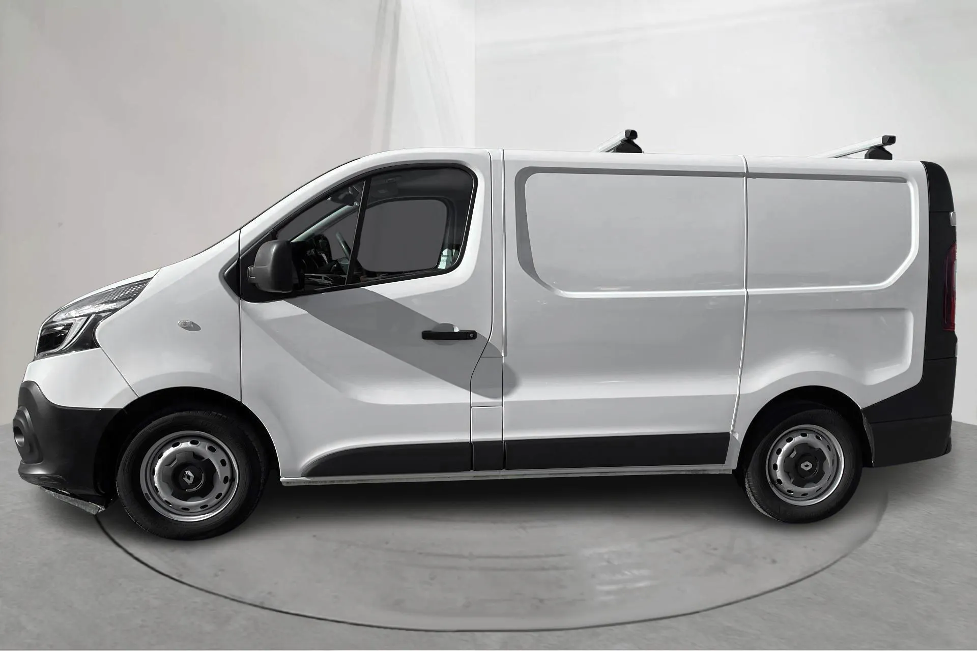 Presentationsfoto 2 av 15: Renault Trafic 2.0 dCi Skåp (120hk) - 5 356 mil - Manuell - vit - 2020