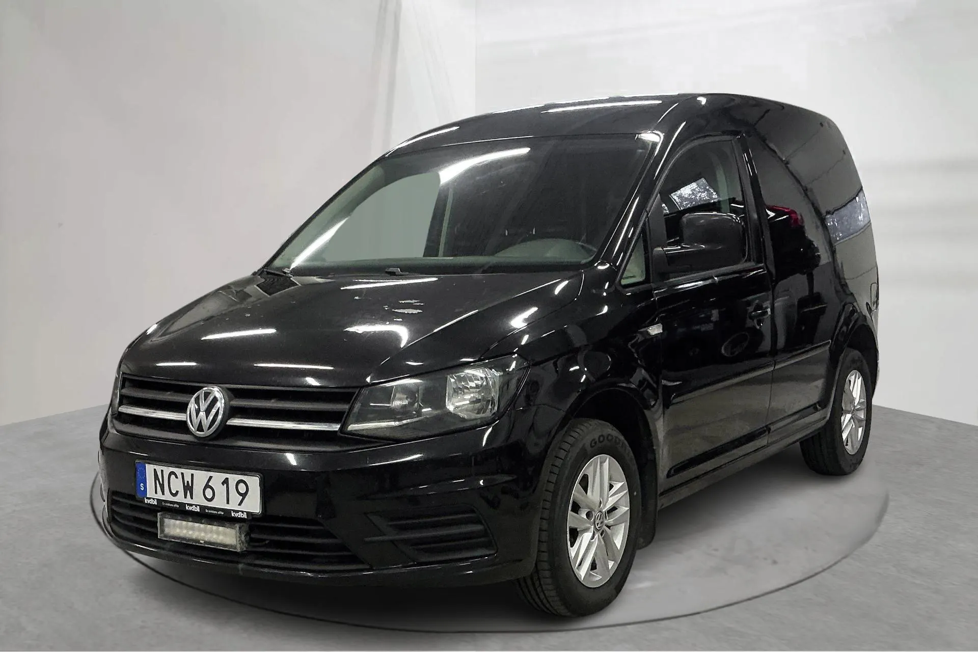 Presentationsfoto 1 av 15: VW Caddy 2.0 TDI Skåp (102hk) - 24 367 mil - Automat - svart - 2016