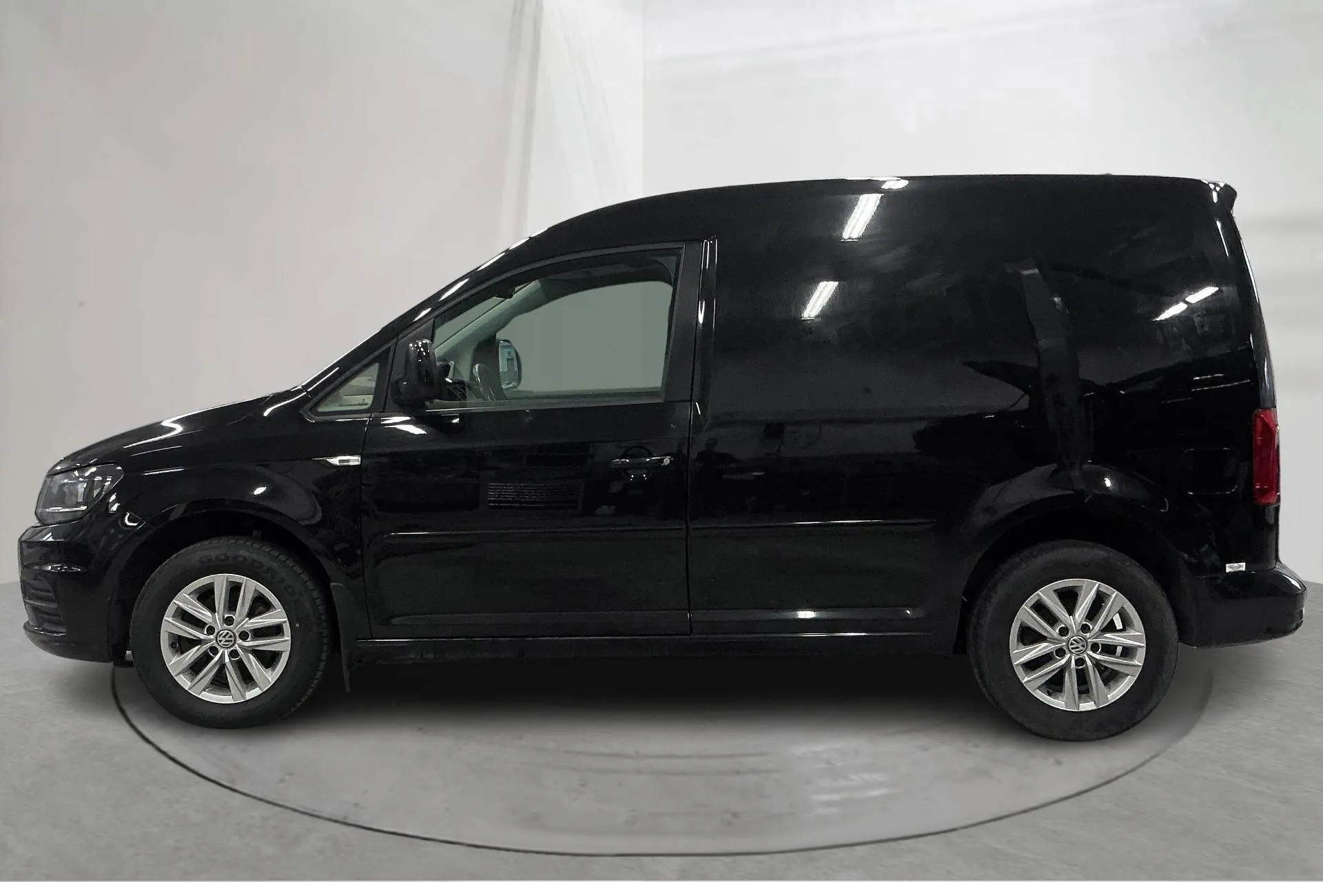 Presentationsfoto 2 av 15: VW Caddy 2.0 TDI Skåp (102hk) - 24 367 mil - Automat - svart - 2016