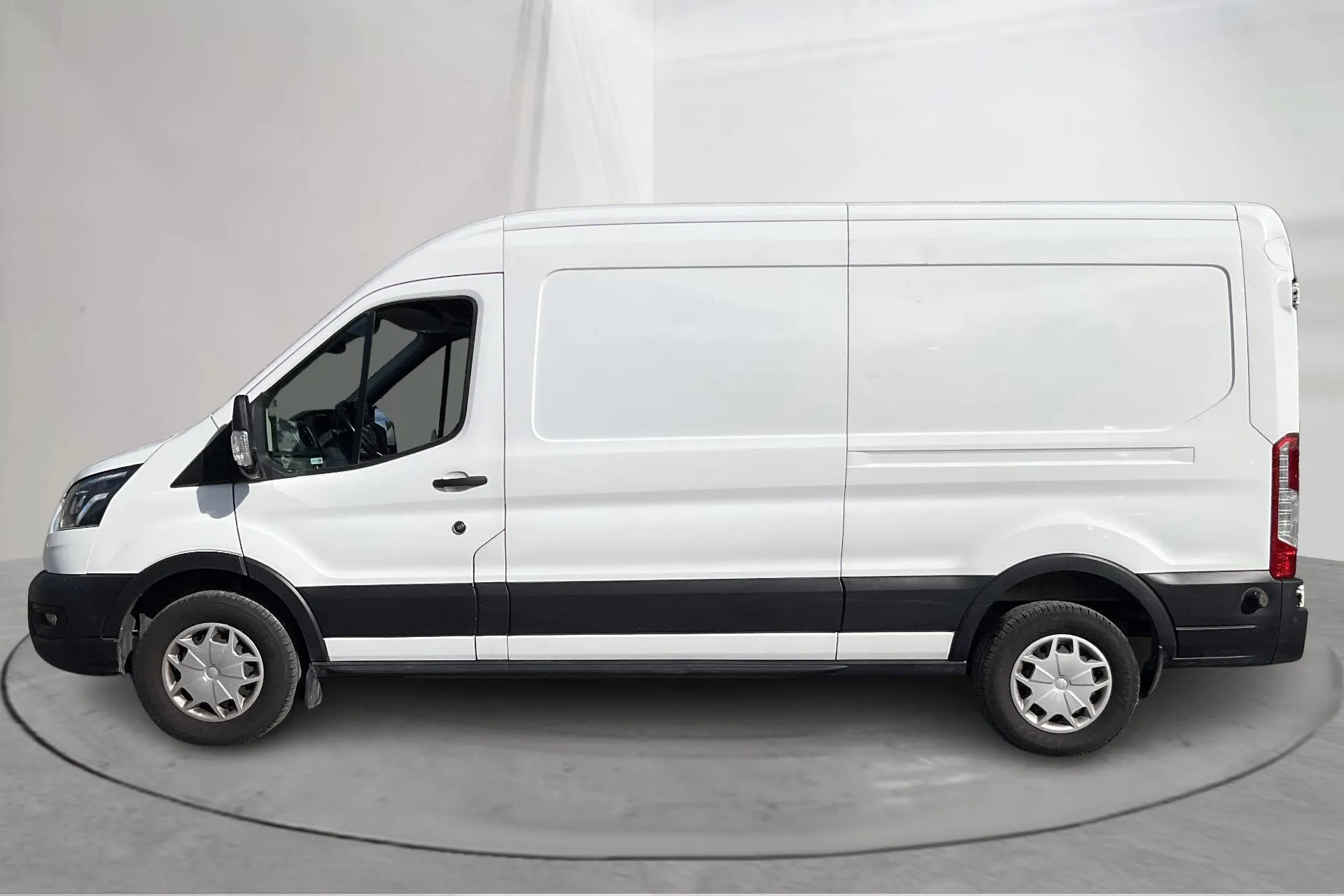 Presentationsfoto 2 av 17: Ford e-Transit 350 RWD 68kWh Skåp (184hk) - 8 664 mil - Automat - vit - 2022
