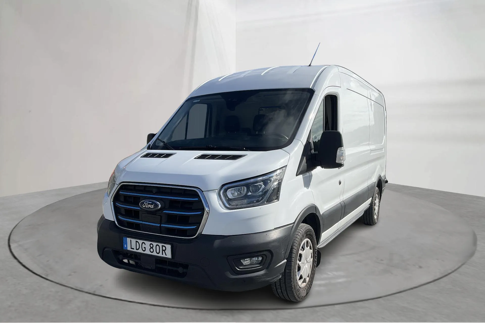 Presentationsfoto 1 av 17: Ford e-Transit 350 RWD 68kWh Skåp (184hk) - 8 664 mil - Automat - vit - 2022