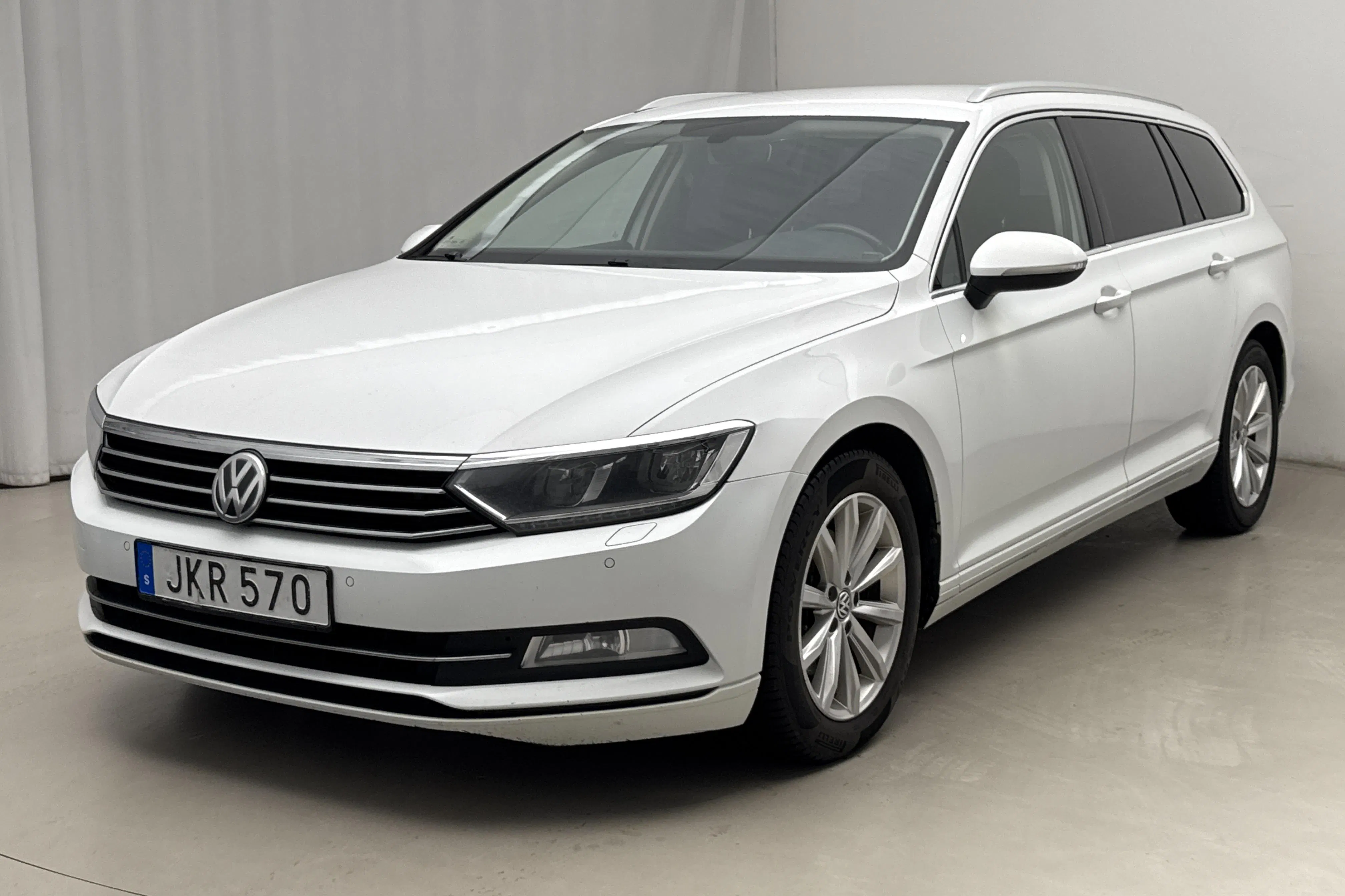Presentation photo 1 of 17: VW Passat 2.0 TDI Sportscombi (150hk) - 302 230 km - Manual - white - 2015