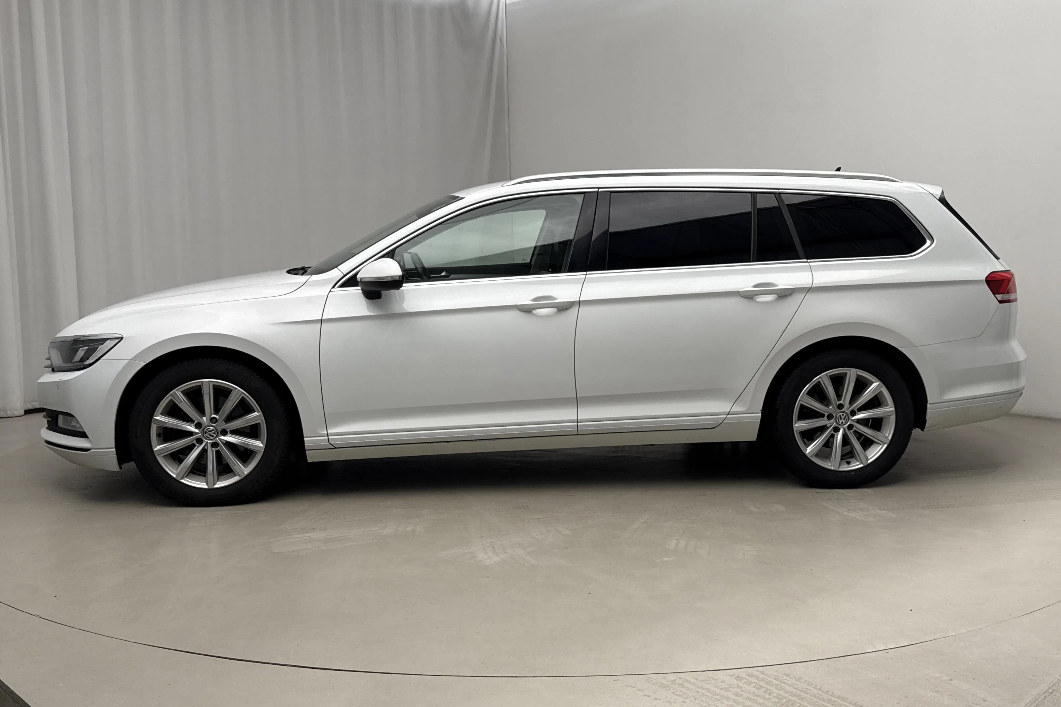 Presentation photo 2 of 17: VW Passat 2.0 TDI Sportscombi (150hk) - 302 230 km - Manual - white - 2015