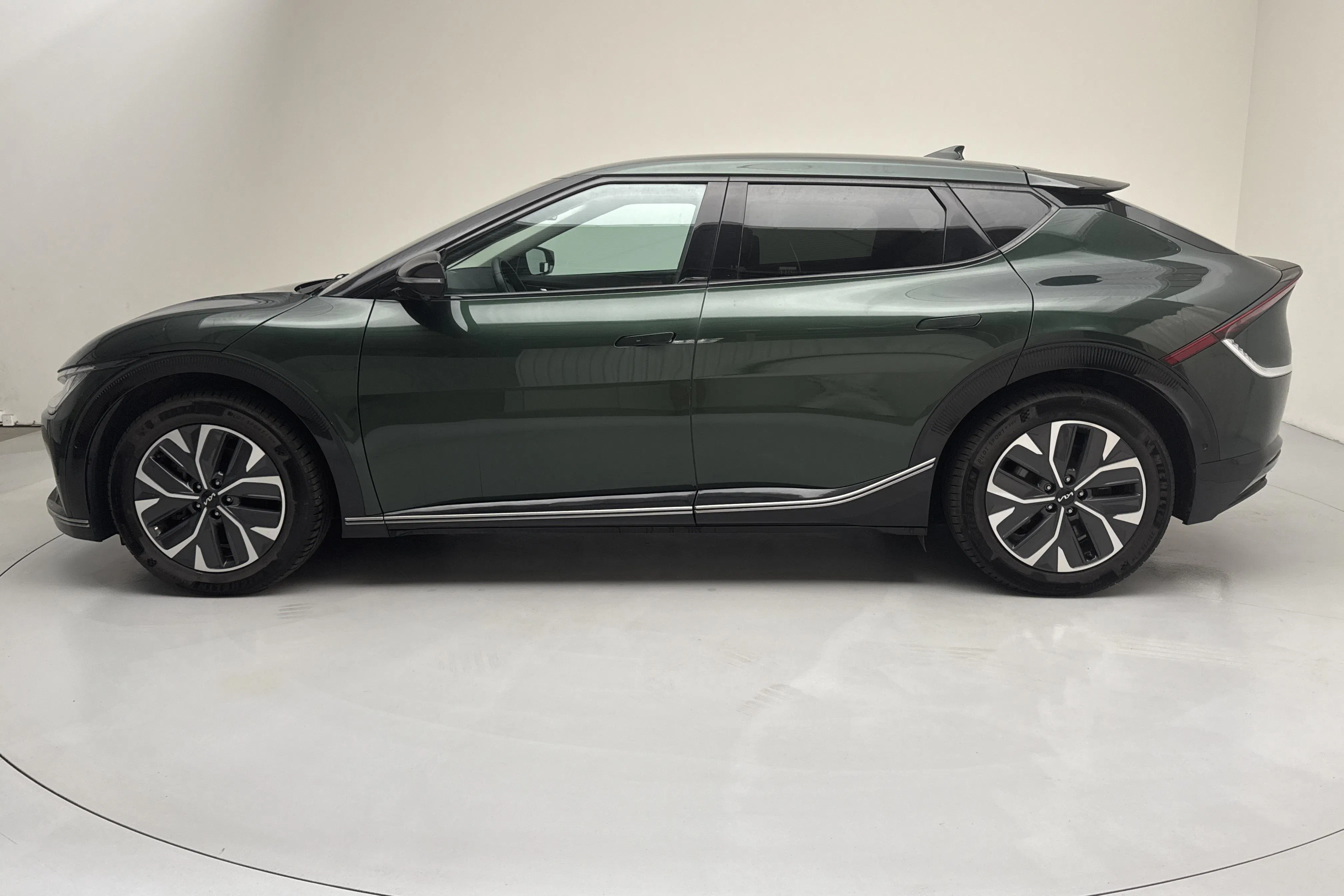 Presentationsfoto 2 av 17: KIA EV6 RWD (228hk) - 11 545 mil - Automat - grön - 2023
