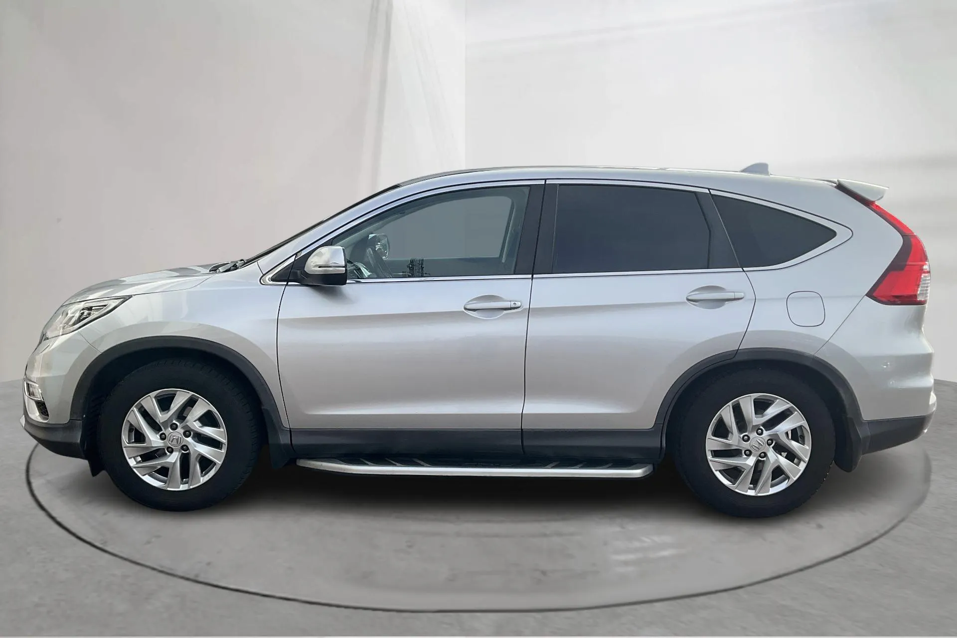 Presentationsfoto 2 av 16: Honda CR-V 1.6 i-DTEC 2WD (120hk) - 17 112 mil - Manuell - silver - 2015