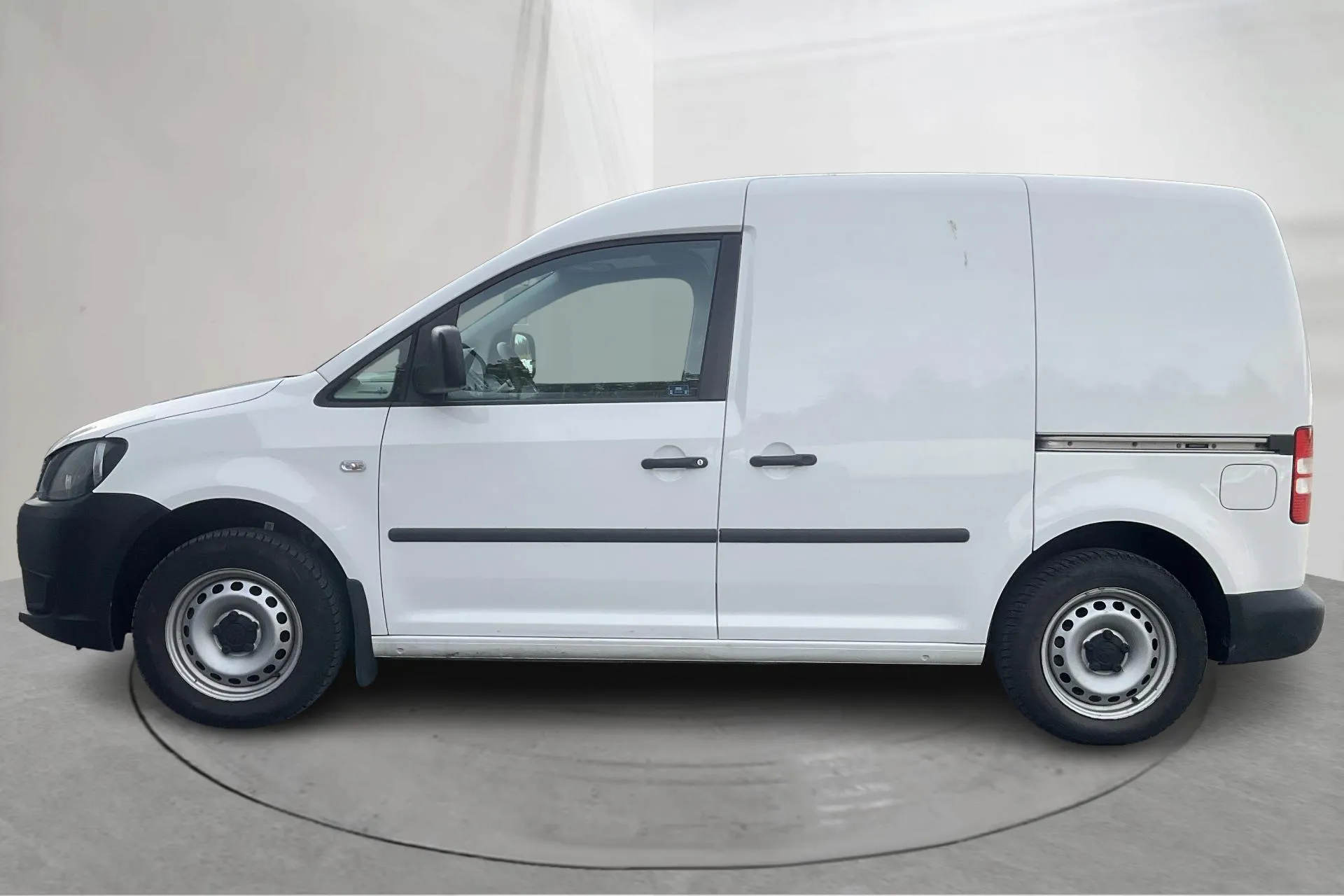 Presentationsfoto 2 av 19: VW Caddy 2.0 Ecofuel Skåp (109hk) - 6 496 mil - Manuell - vit - 2015