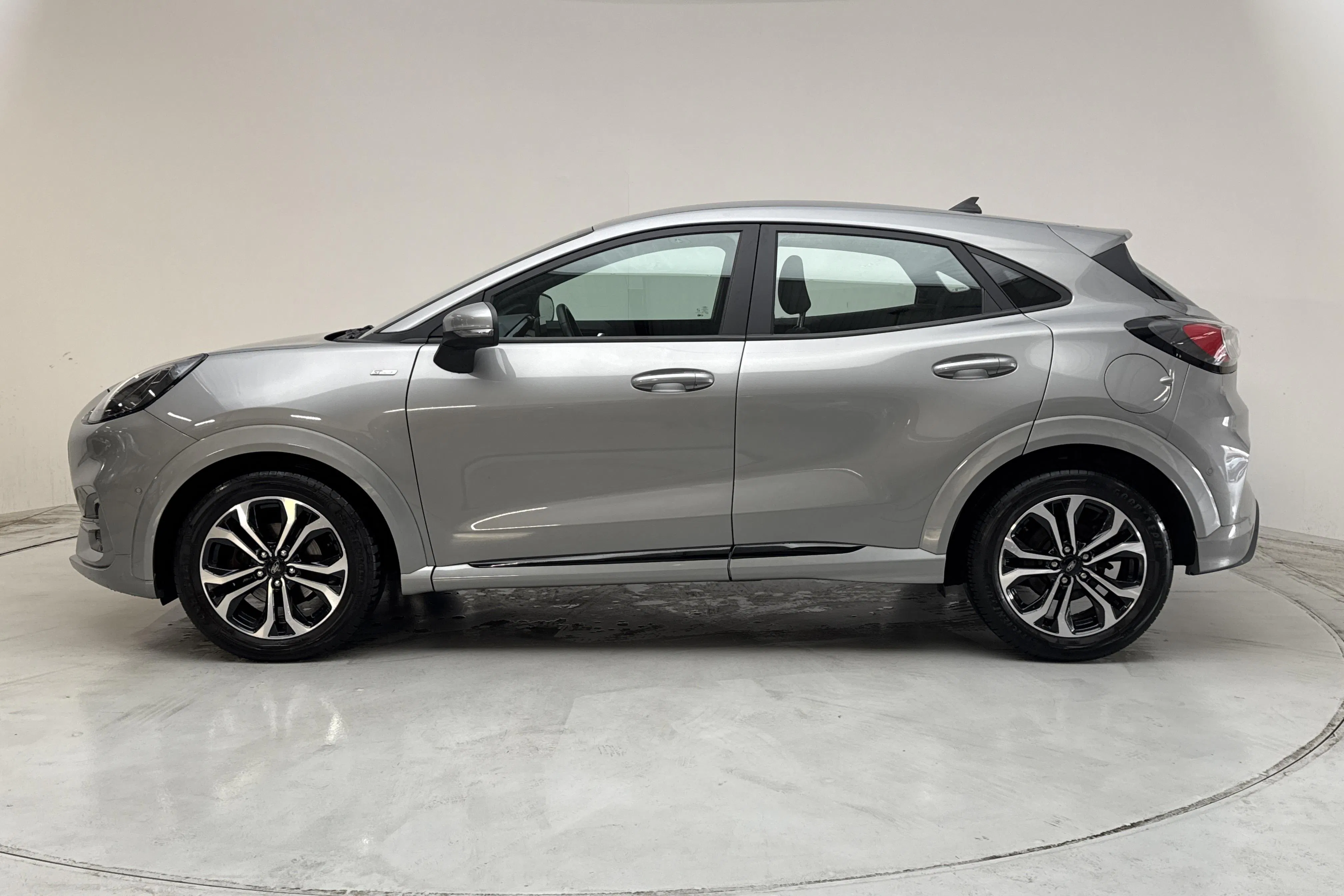 Presentationsfoto 2 av 14: Ford Puma 1.0T (125hk) - 7 756 mil - Automat - grå - 2020
