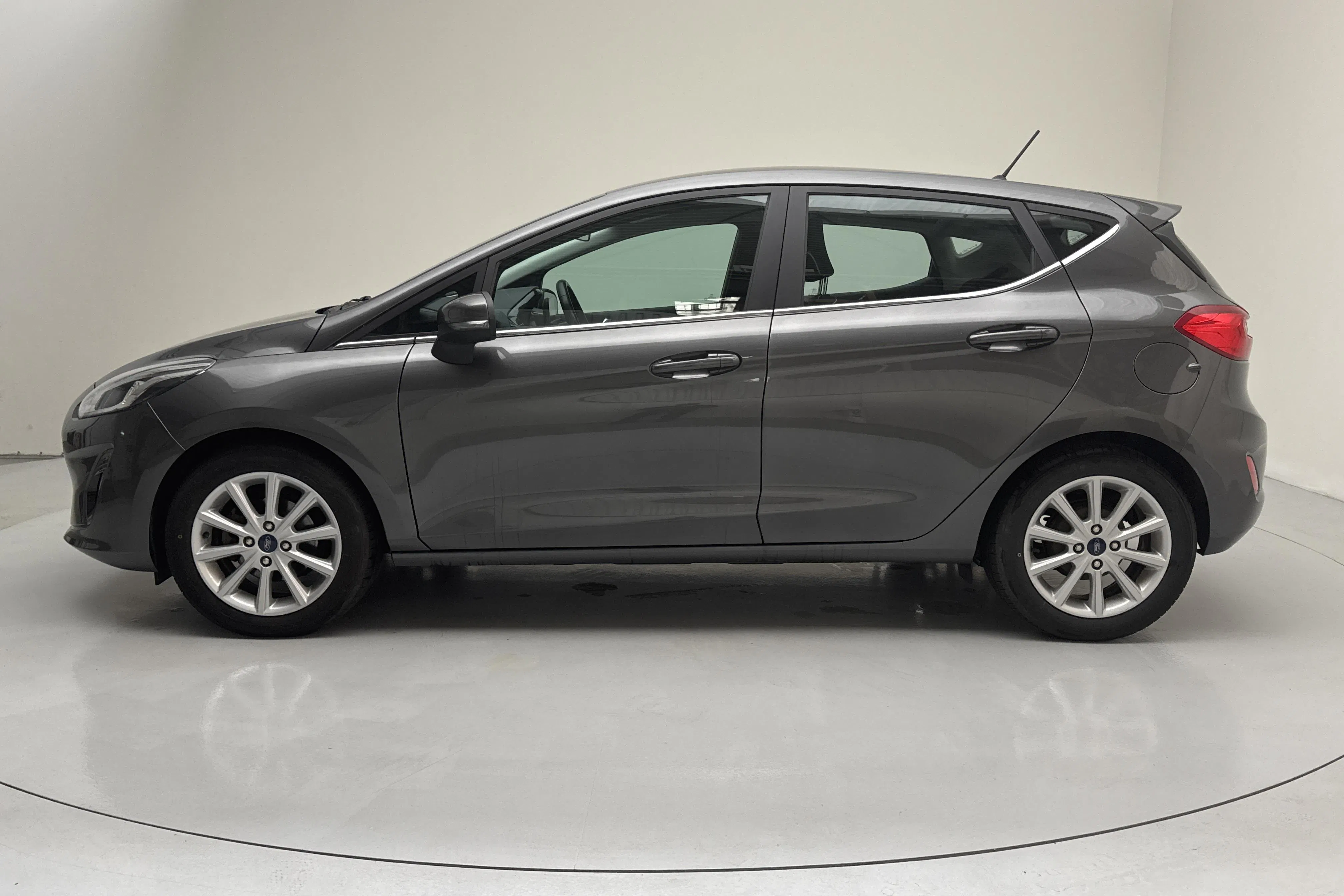 Presentationsfoto 2 av 12: Ford Fiesta 1.0T EcoBoost 5dr (100hk) - 6 762 mil - Manuell - grå - 2018