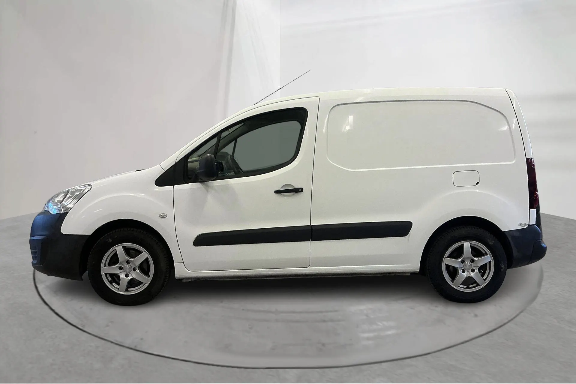 Presentationsfoto 2 av 14: Peugeot Partner 1.6 HDI Skåp (75hk) - 20 091 mil - Manuell - vit - 2016