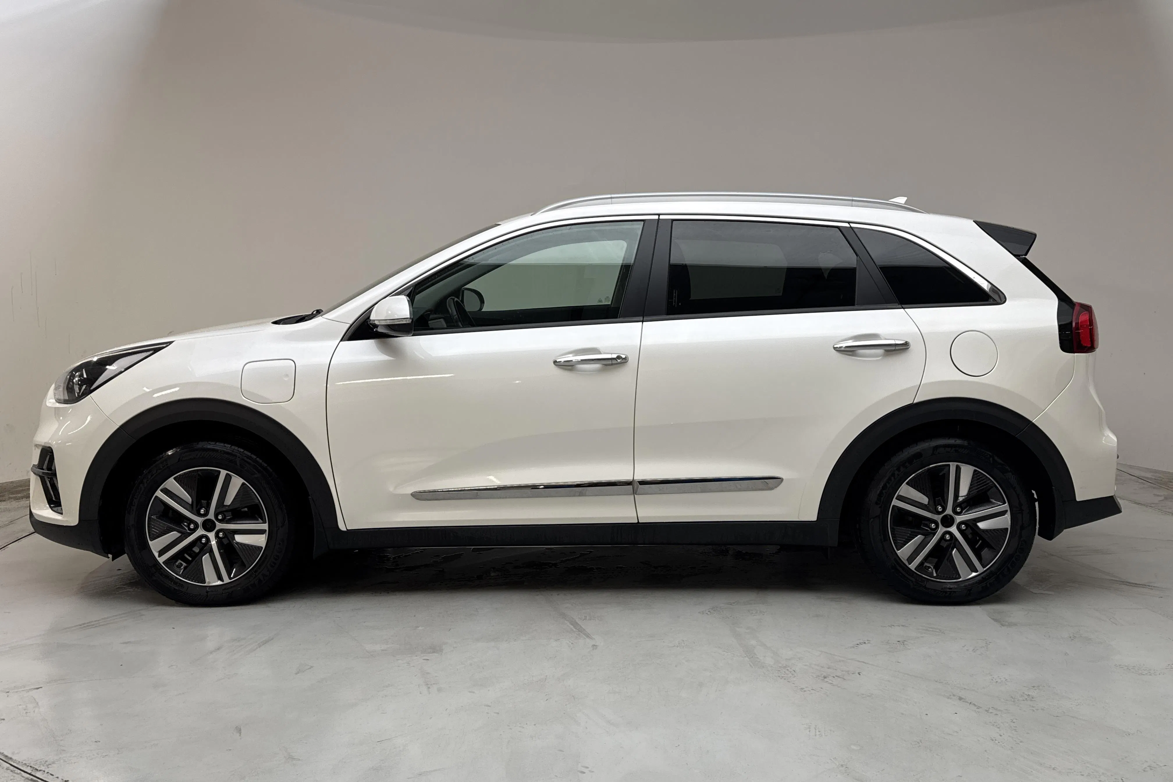 Presentation photo 2 of 15: KIA Niro Plug-in Hybrid 1.6 (141hk) - 113 090 km - Automatic - white - 2020