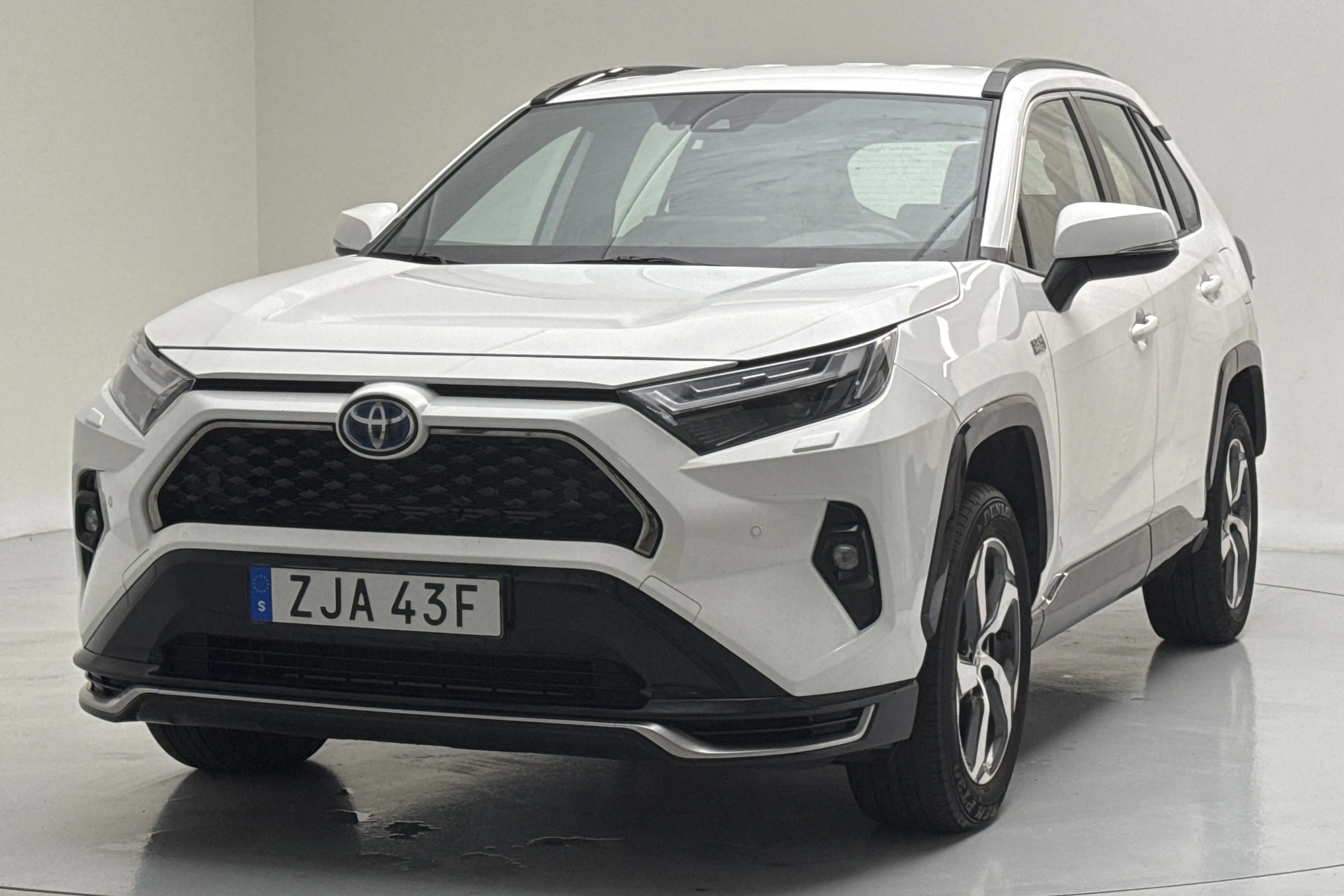 Presentationsfoto 1 av 16: Toyota RAV4 2.5 Plug-in Hybrid AWDi (306hk) - 11 101 mil - Automat - vit - 2024
