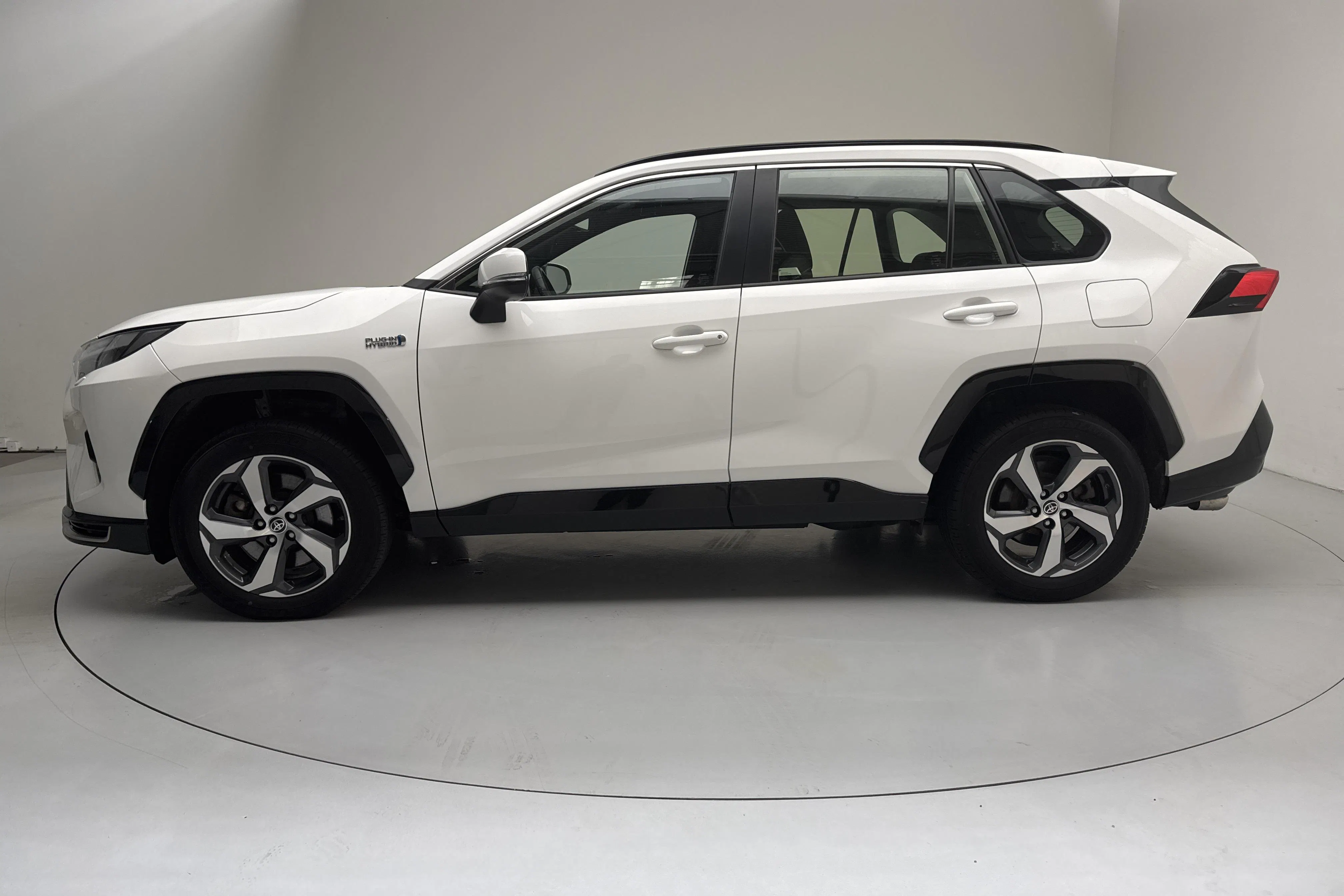 Presentationsfoto 2 av 16: Toyota RAV4 2.5 Plug-in Hybrid AWDi (306hk) - 11 101 mil - Automat - vit - 2024