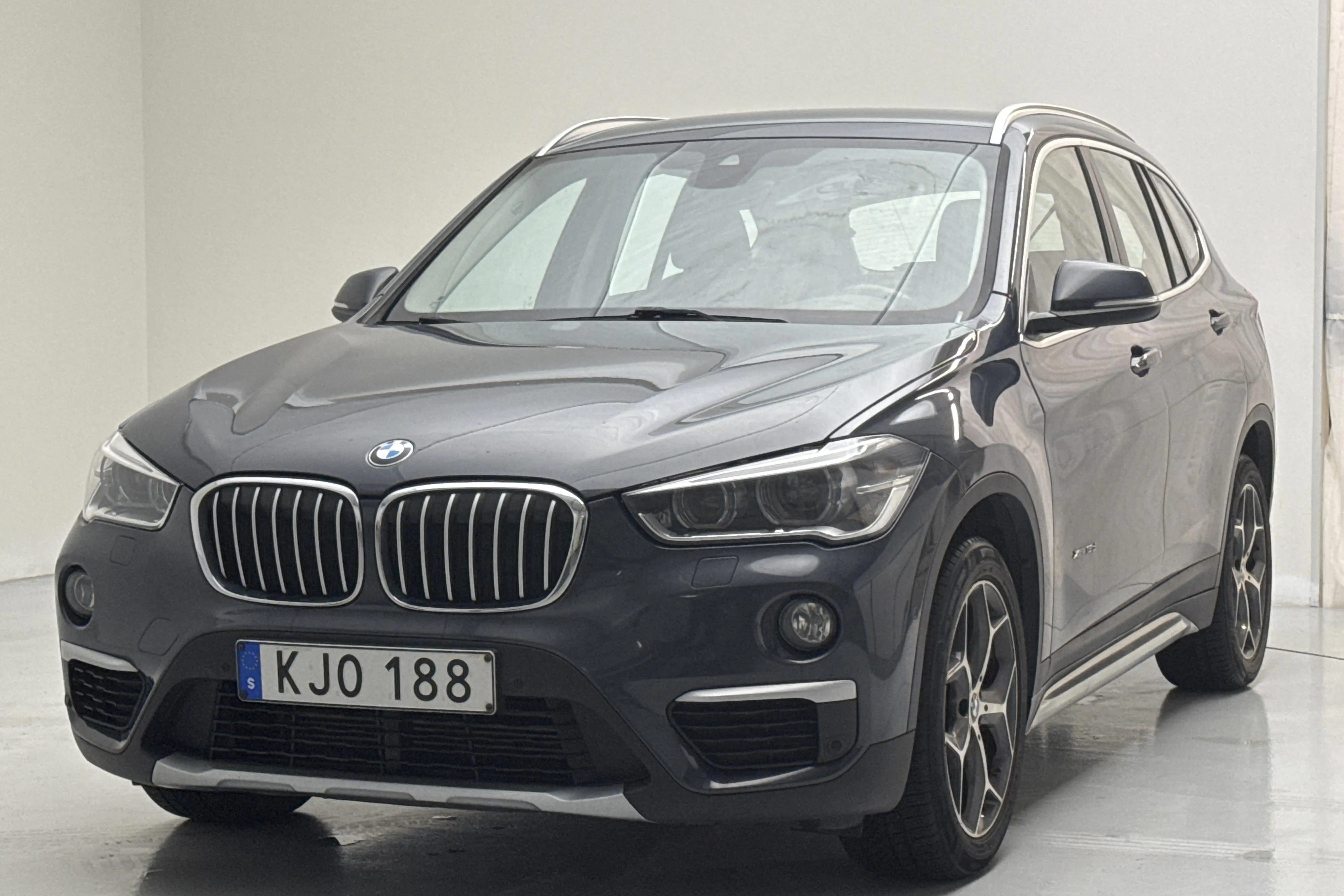 Presentationsfoto 1 av 12: BMW X1 xDrive18d, F48 (150hk) - 18 477 mil - Automat - grå - 2016