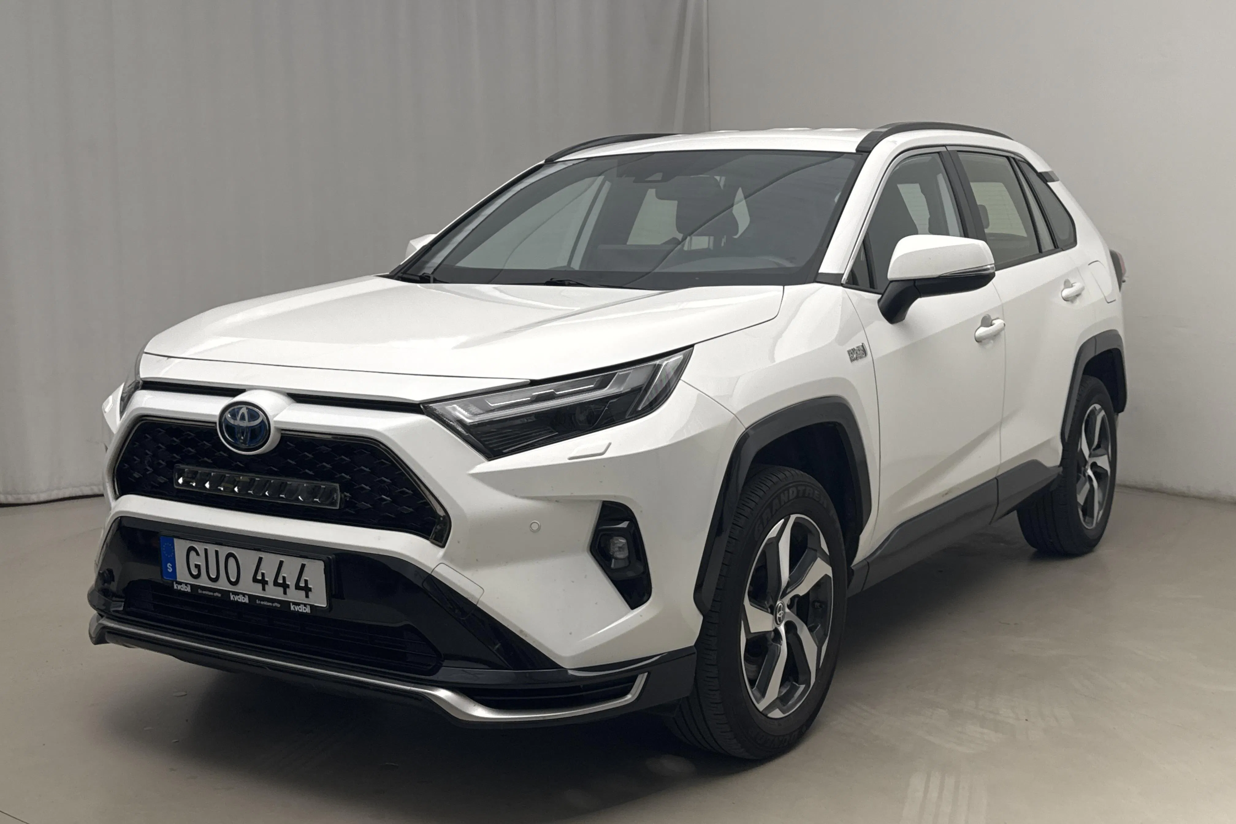 Presentationsfoto 1 av 18: Toyota RAV4 2.5 Plug-in Hybrid AWDi (306hk) - 8 408 mil - Automat - vit - 2023