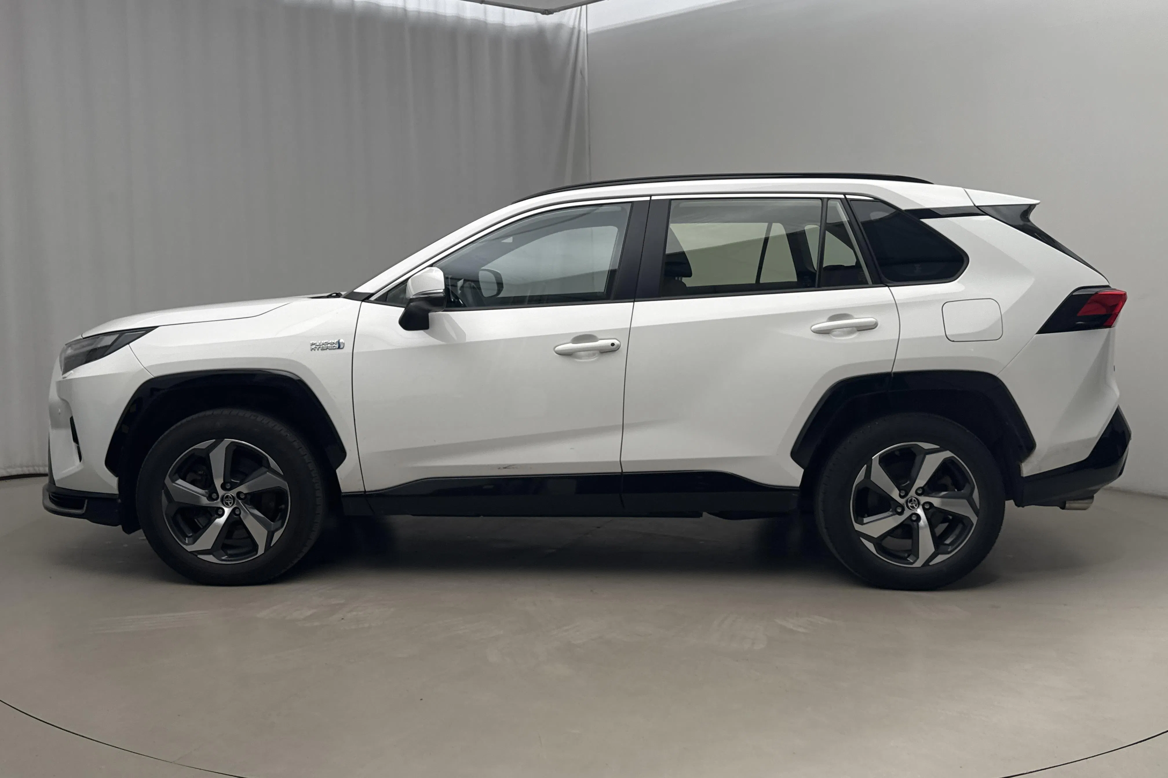 Presentationsfoto 2 av 18: Toyota RAV4 2.5 Plug-in Hybrid AWDi (306hk) - 8 408 mil - Automat - vit - 2023