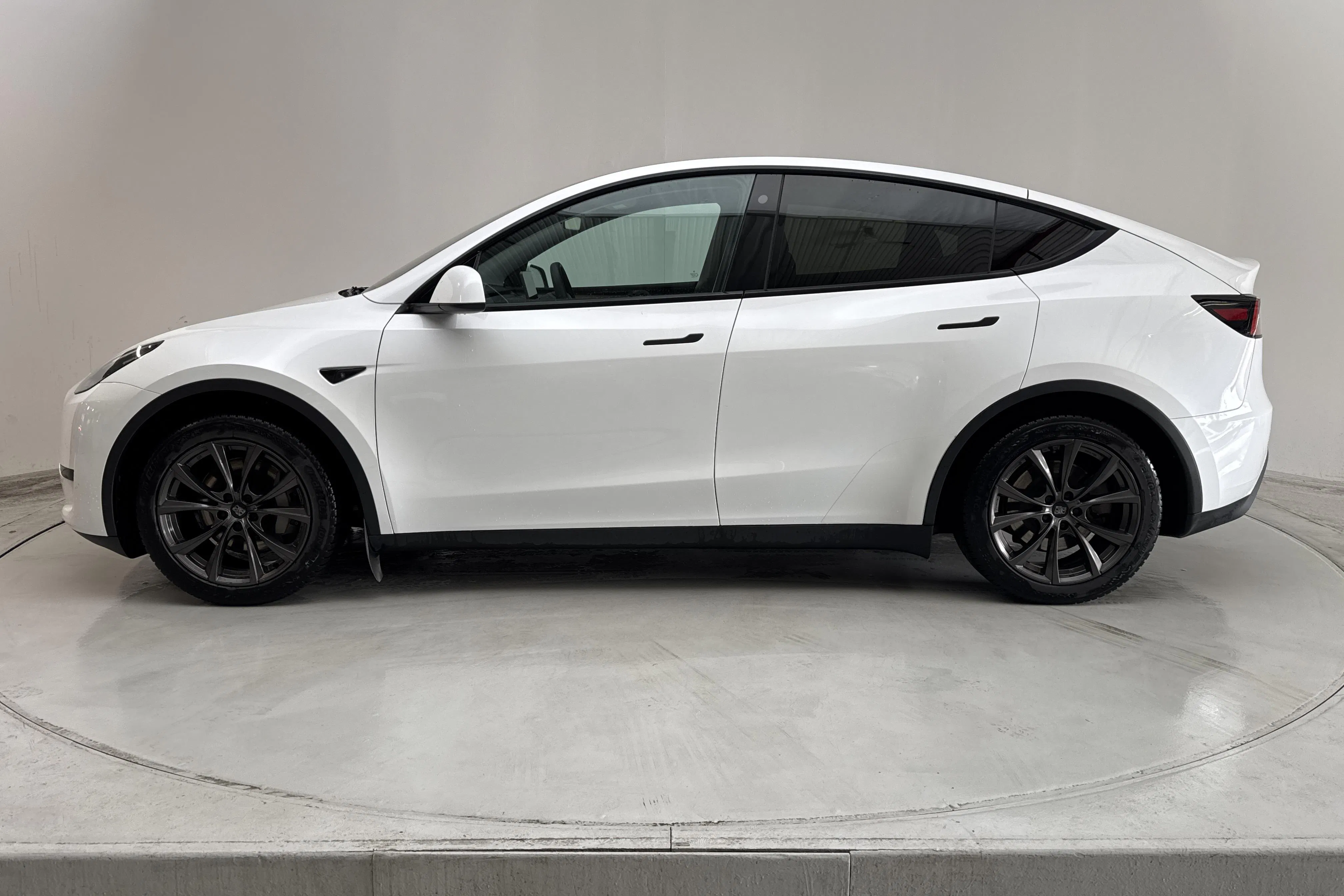 Presentationsfoto 2 av 20: Tesla Model Y RWD - 10 955 mil - Automat - vit - 2023
