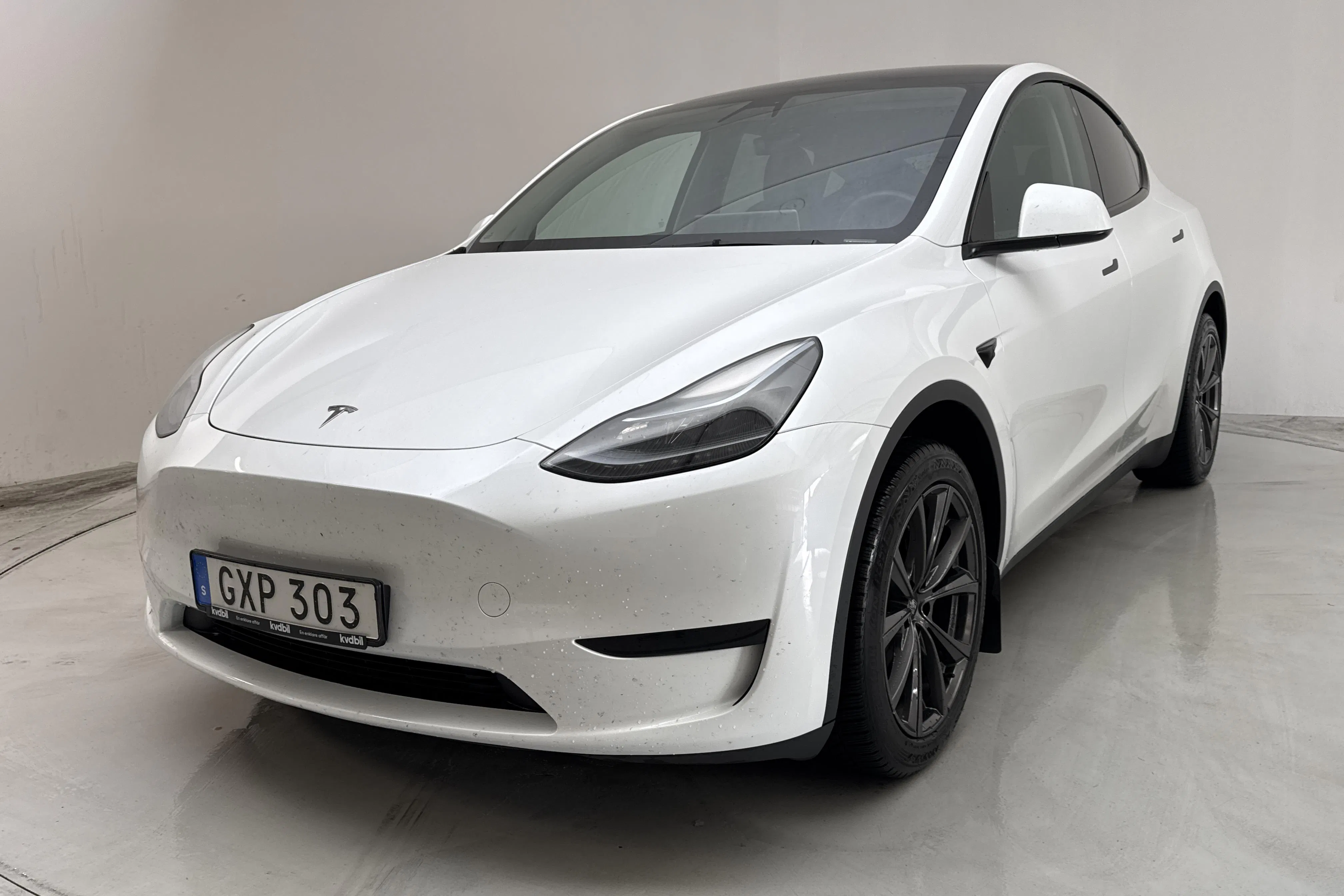 Presentationsfoto 1 av 20: Tesla Model Y RWD - 10 955 mil - Automat - vit - 2023