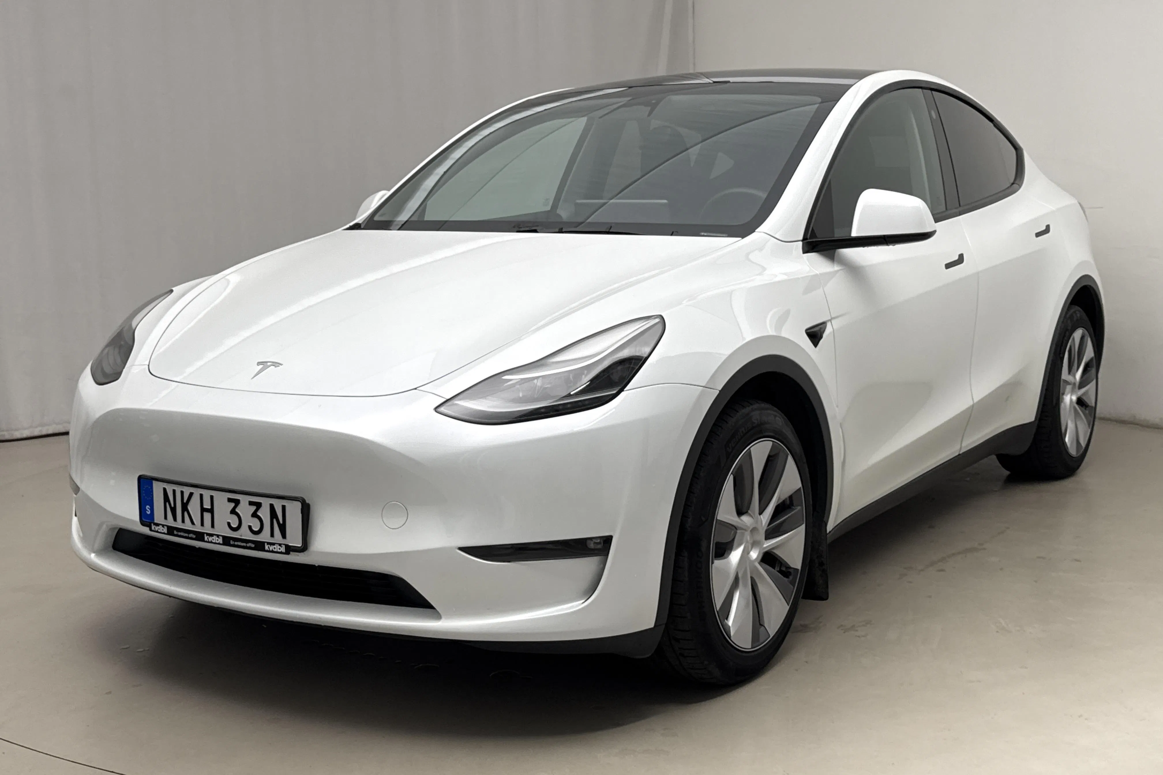 Presentation photo 1 of 25: Tesla Model Y Long Range Dual Motor AWD - 42 960 km - Automatic - white - 2024