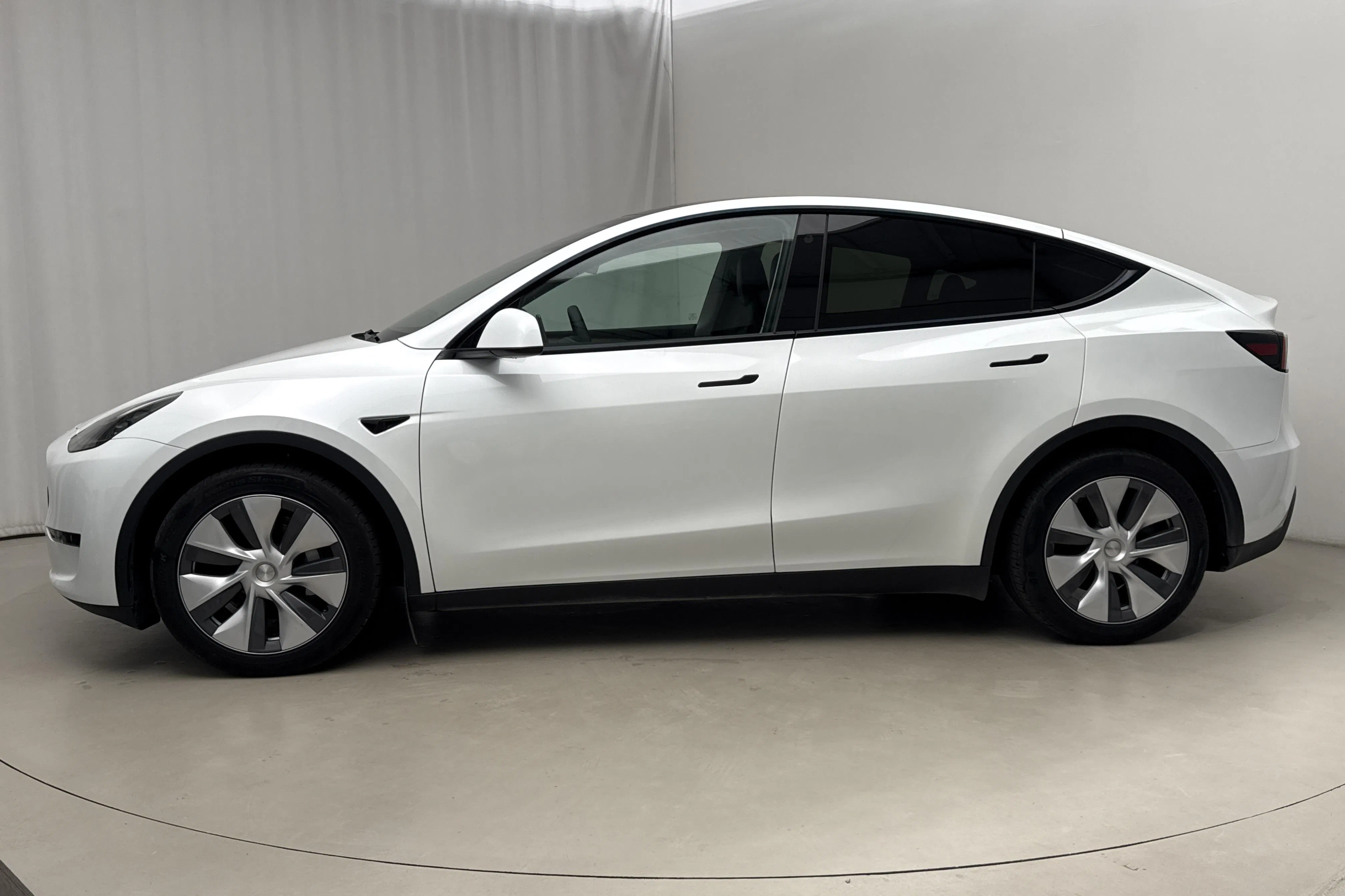 Presentation photo 2 of 25: Tesla Model Y Long Range Dual Motor AWD - 42 960 km - Automatic - white - 2024