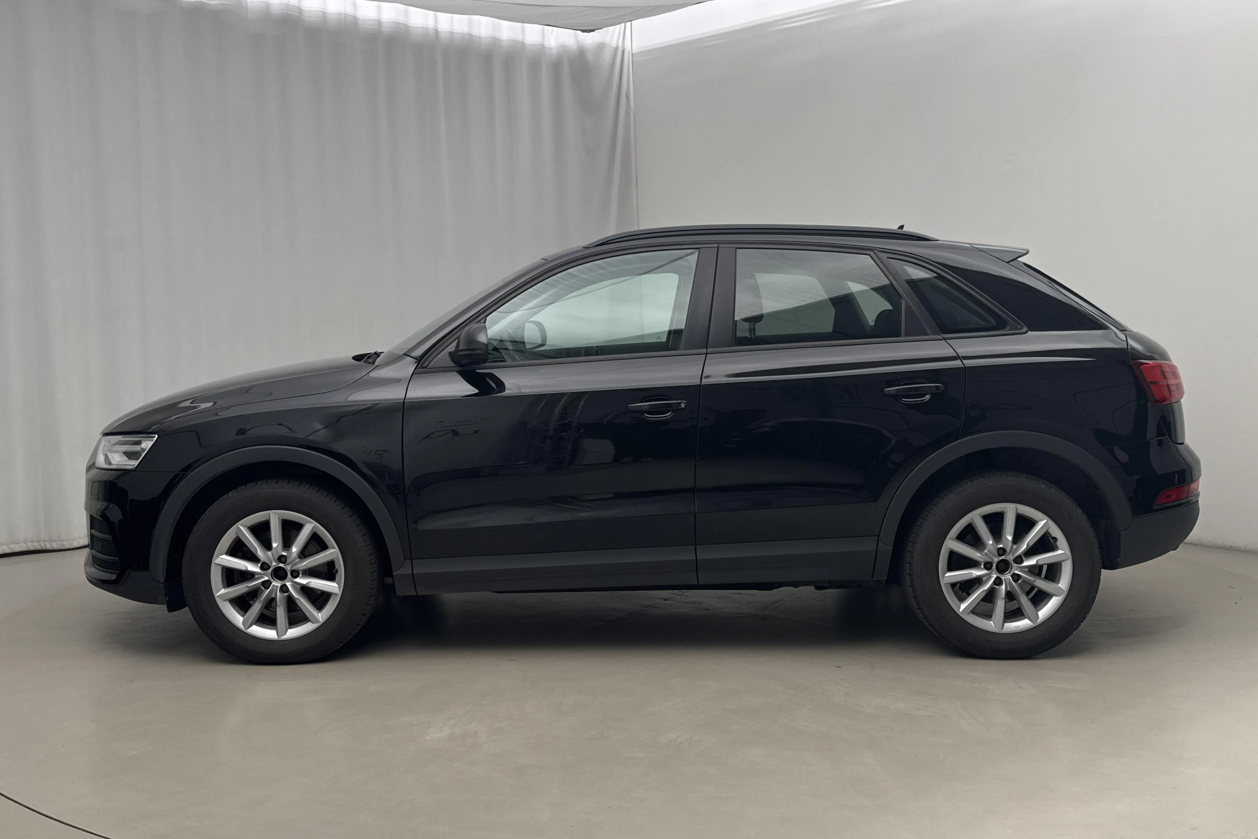 Presentationsfoto 2 av 15: Audi Q3 2.0 TDI quattro (184hk) - 17 555 mil - Automat - svart - 2016