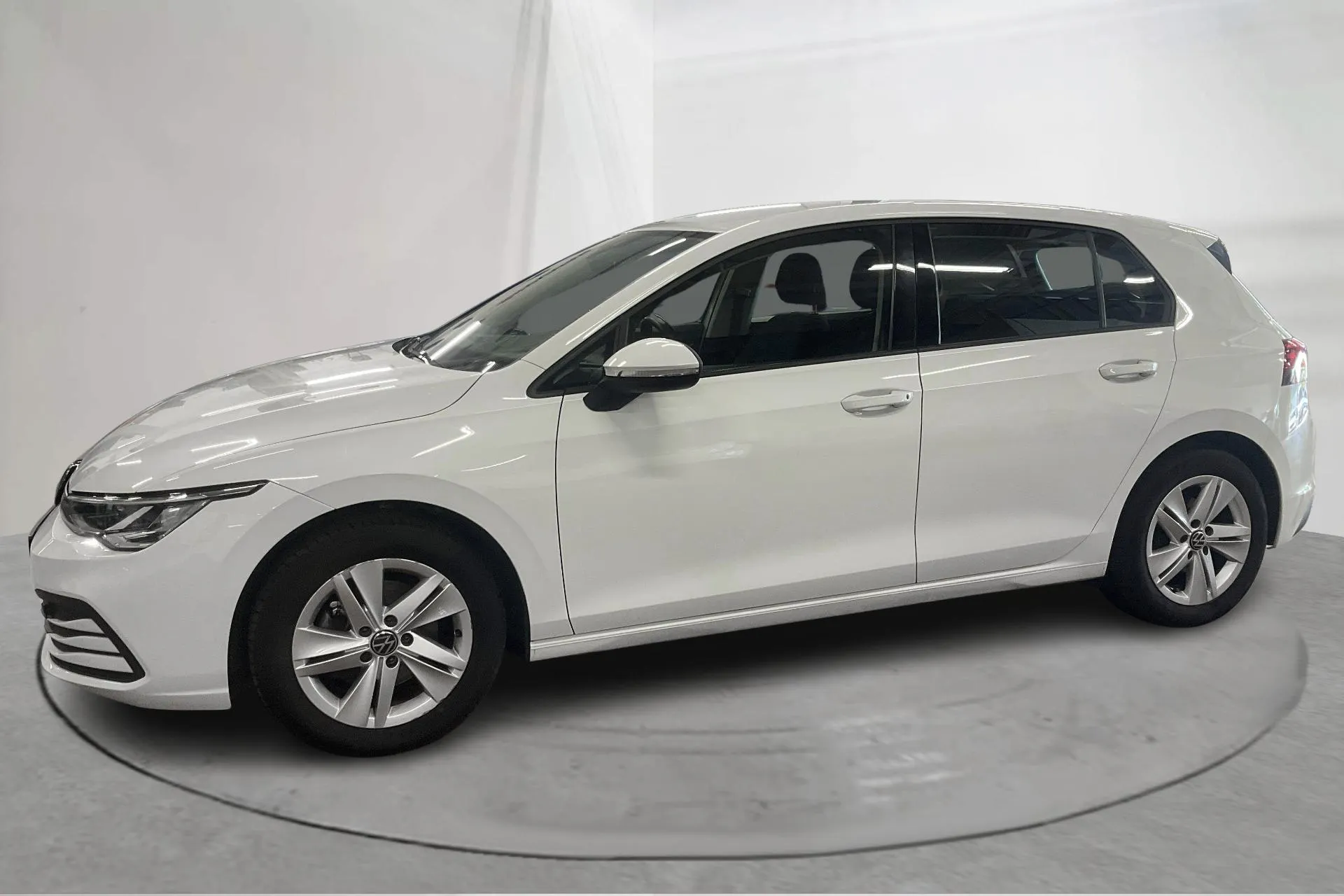 Presentationsfoto 2 av 14: VW Golf VIII TGI 5dr (130hk) - 4 216 mil - Automat - vit - 2023