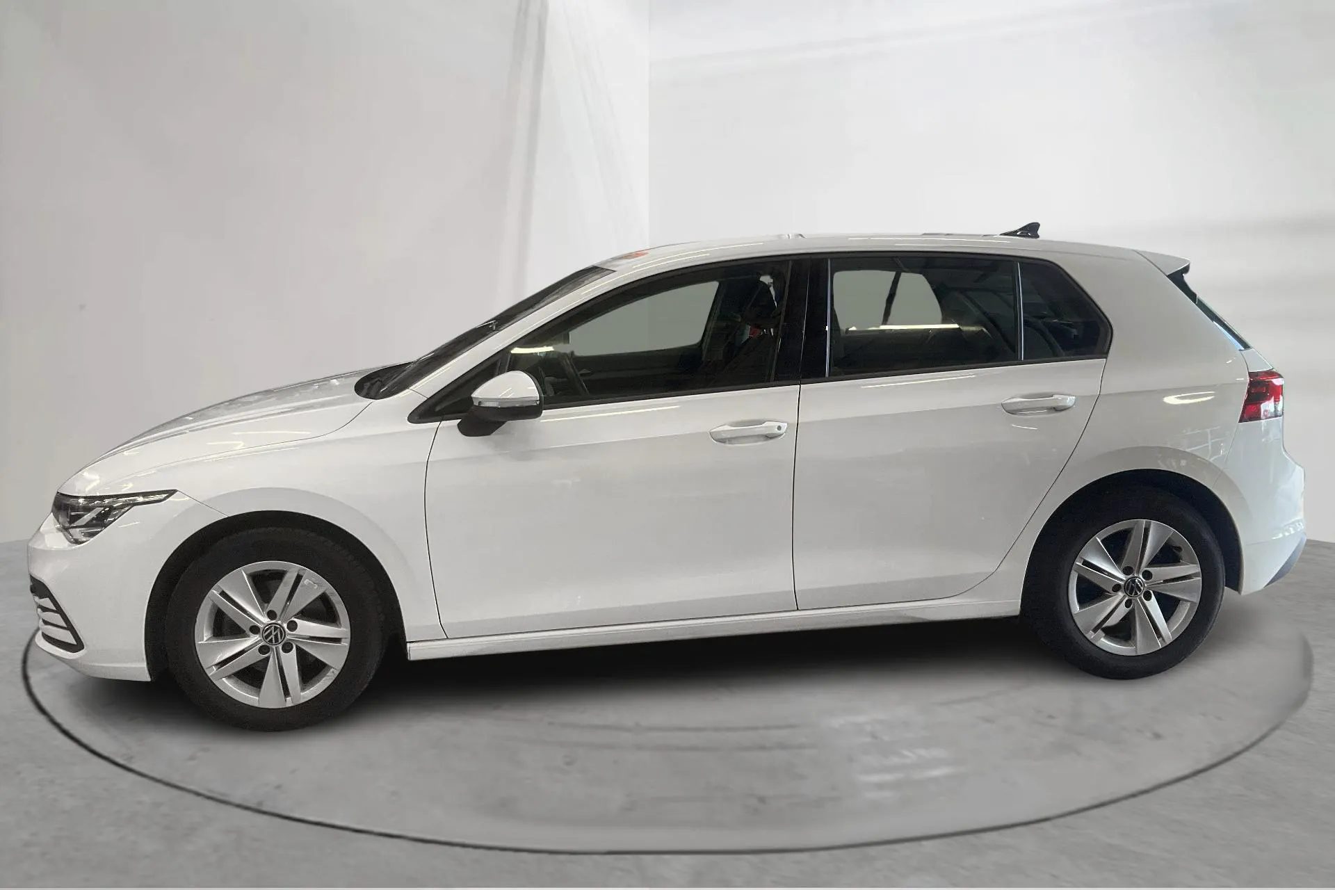 Presentationsfoto 2 av 15: VW Golf VIII TGI 5dr (130hk) - 3 824 mil - Automat - vit - 2023