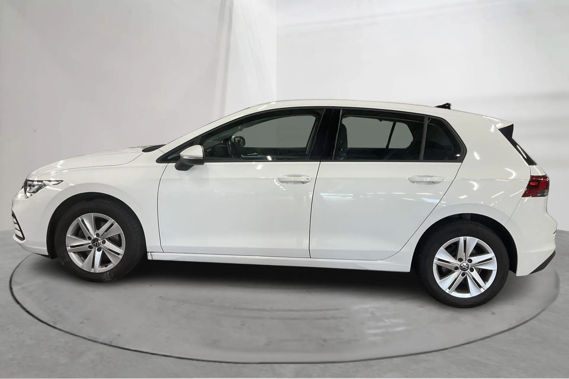 Presentationsfoto 2 av 14: VW Golf VIII TGI 5dr (130hk) - 4 759 mil - Automat - vit - 2023
