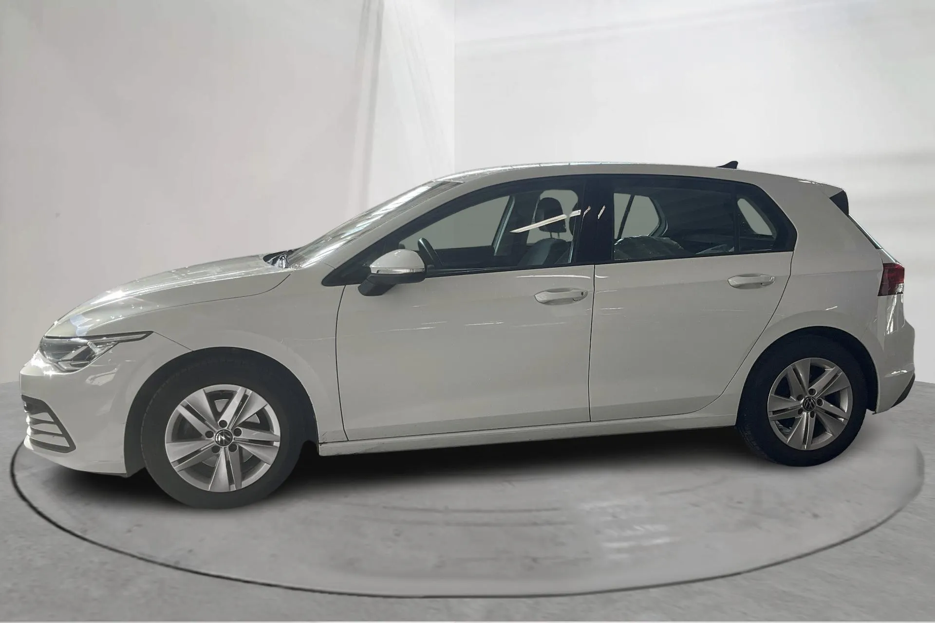 Presentationsfoto 2 av 15: VW Golf VIII TGI 5dr (130hk) - 3 844 mil - Automat - vit - 2023