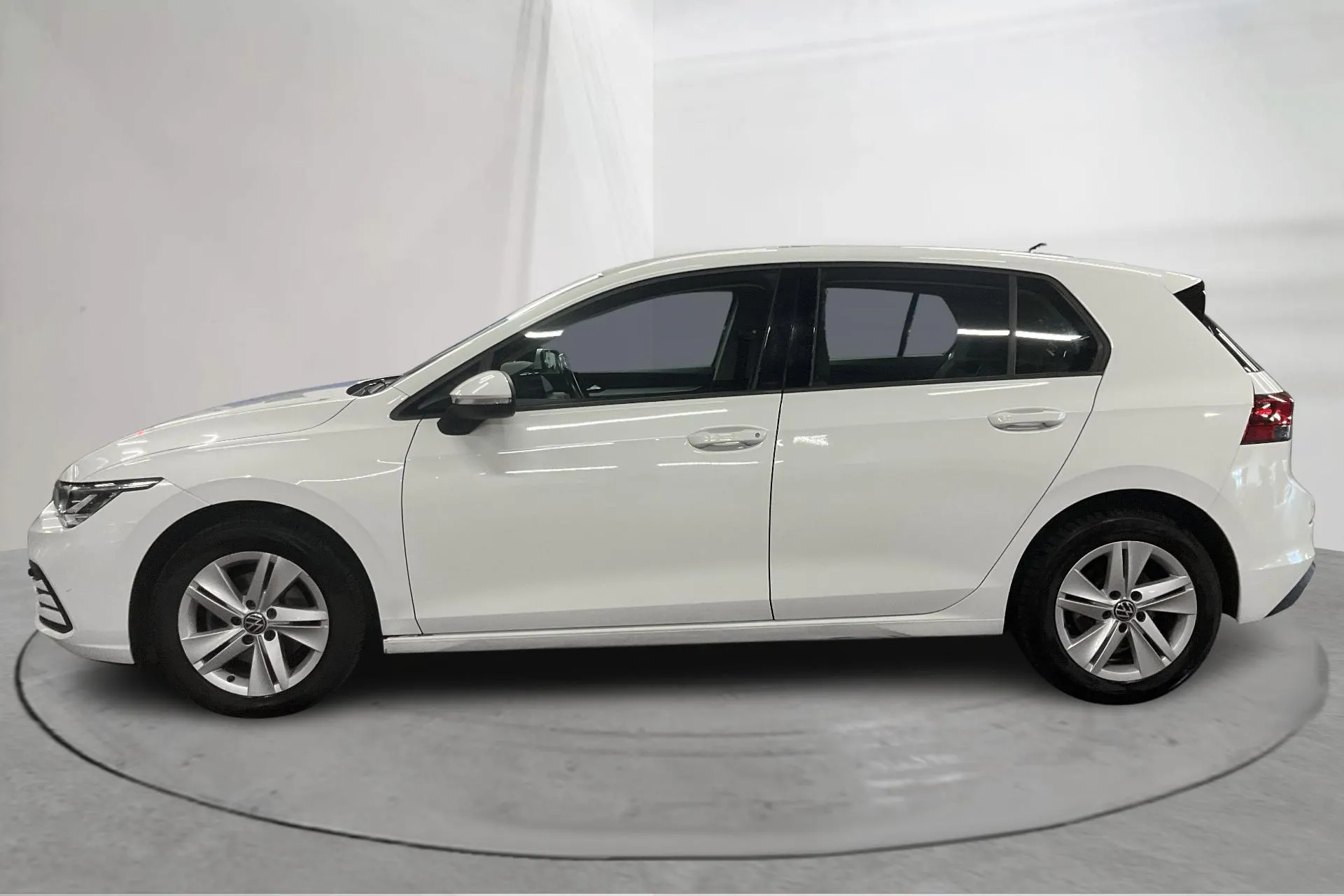 Presentationsfoto 2 av 15: VW Golf VIII TGI 5dr (130hk) - 5 675 mil - Automat - vit - 2023