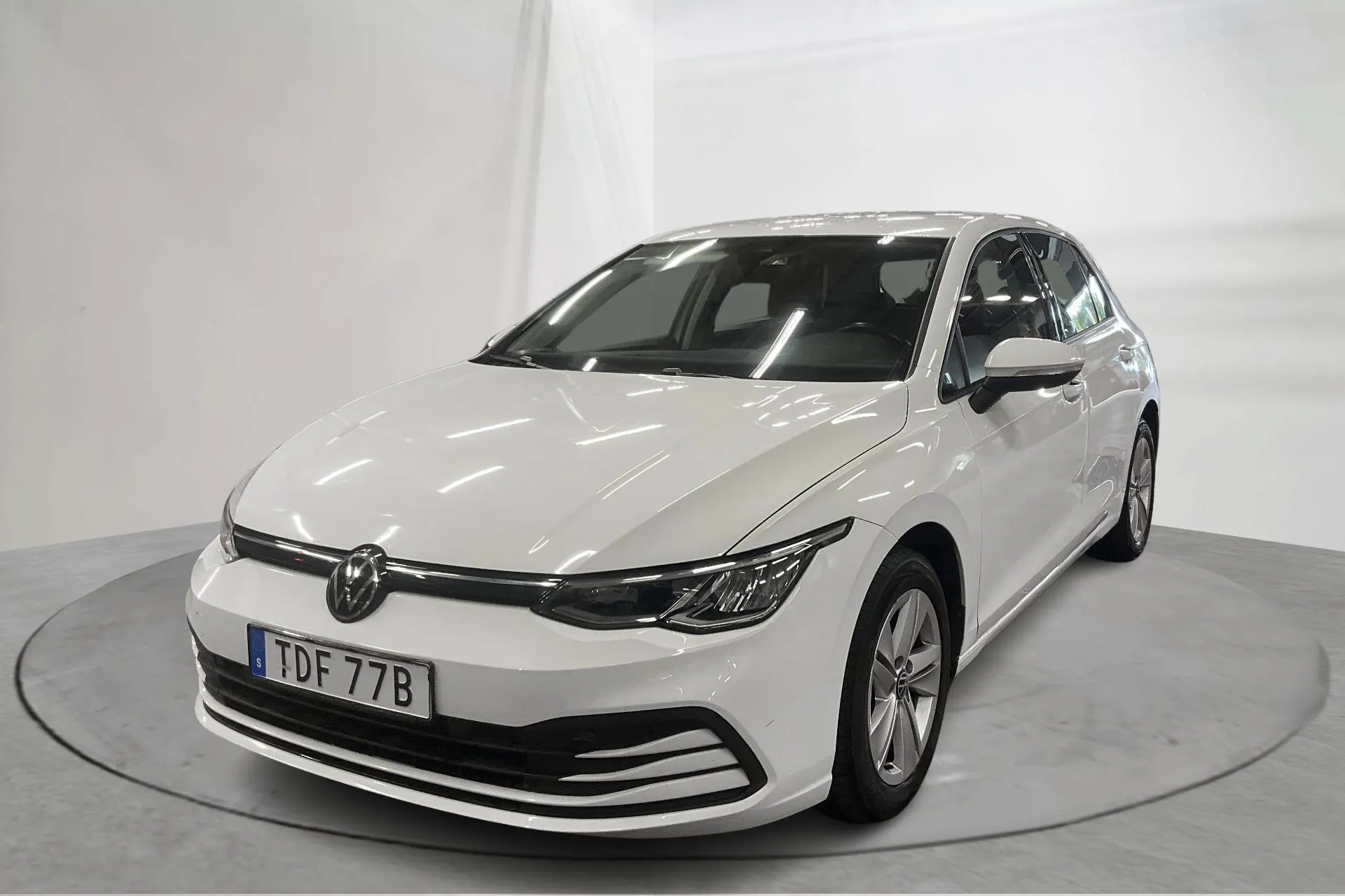 Presentationsfoto 1 av 15: VW Golf VIII TGI 5dr (130hk) - 5 675 mil - Automat - vit - 2023