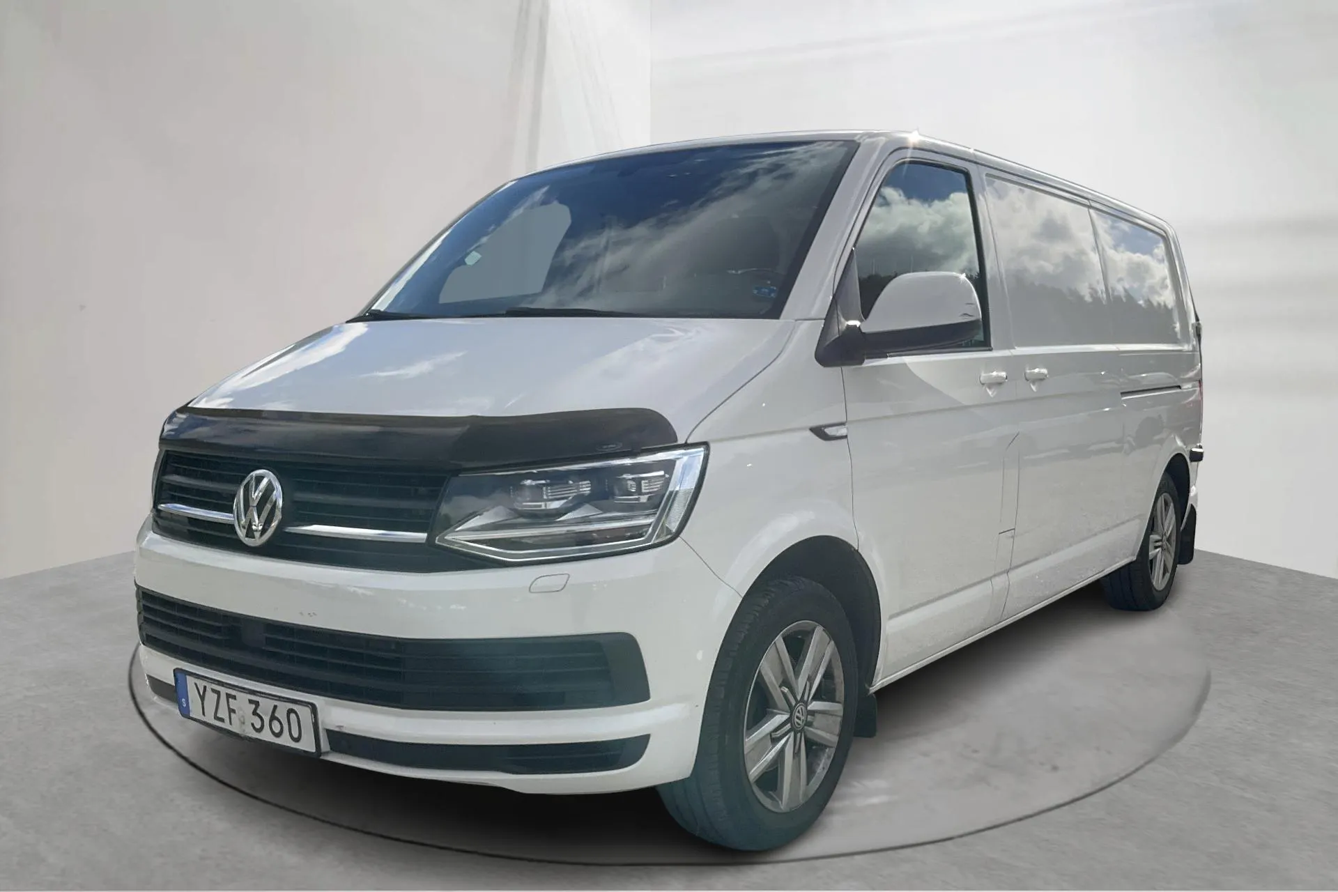 Presentationsfoto 1 av 15: VW Transporter T6 2.0 TDI BMT Skåp (150hk) - 9 227 mil - Automat - vit - 2018