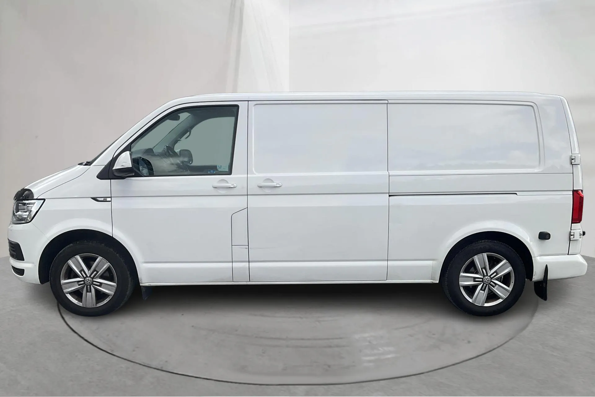 Presentationsfoto 2 av 15: VW Transporter T6 2.0 TDI BMT Skåp (150hk) - 9 227 mil - Automat - vit - 2018