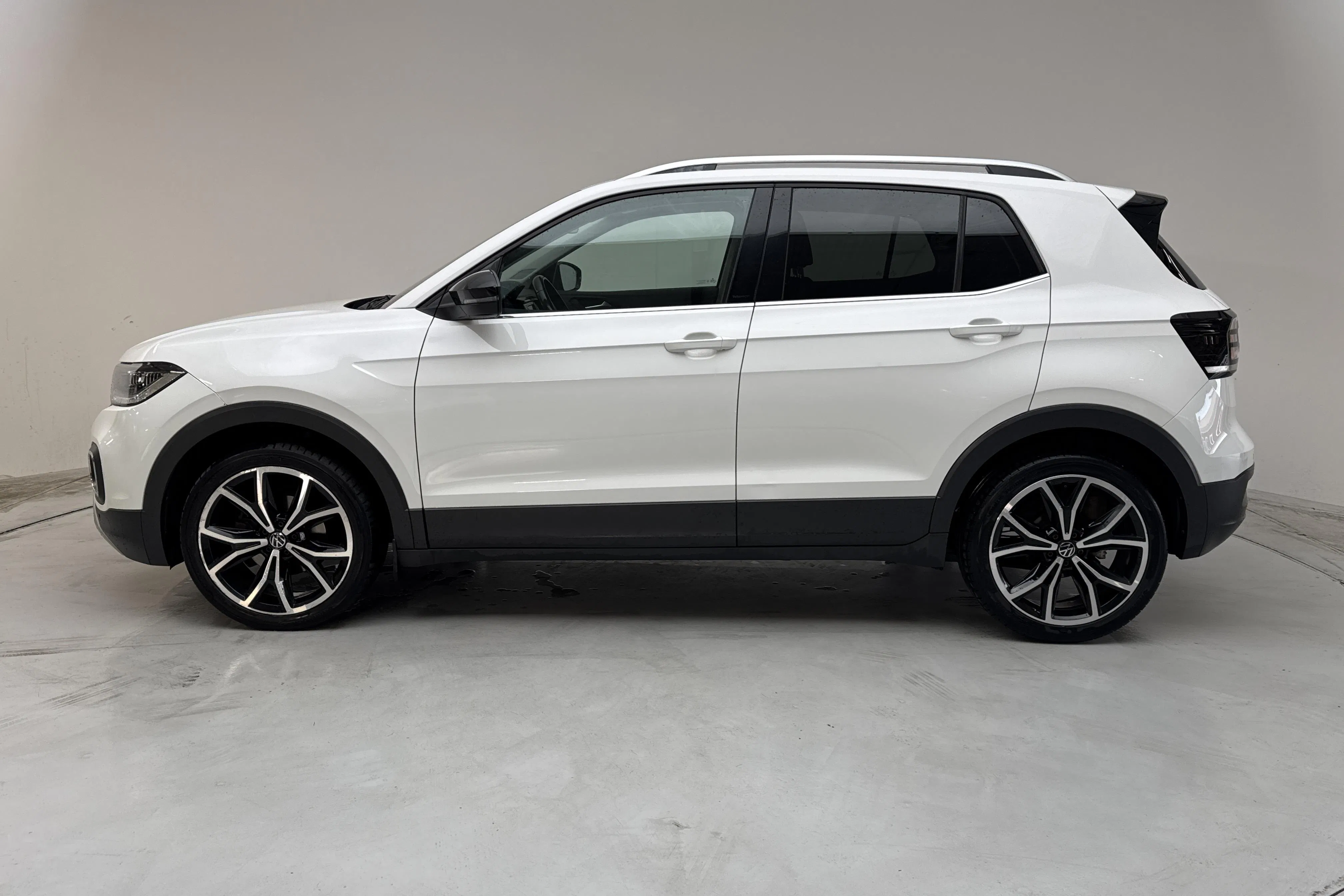 Presentationsfoto 2 av 11: VW T-Cross 1.0 TSI (110hk) - 16 854 mil - Automat - vit - 2022