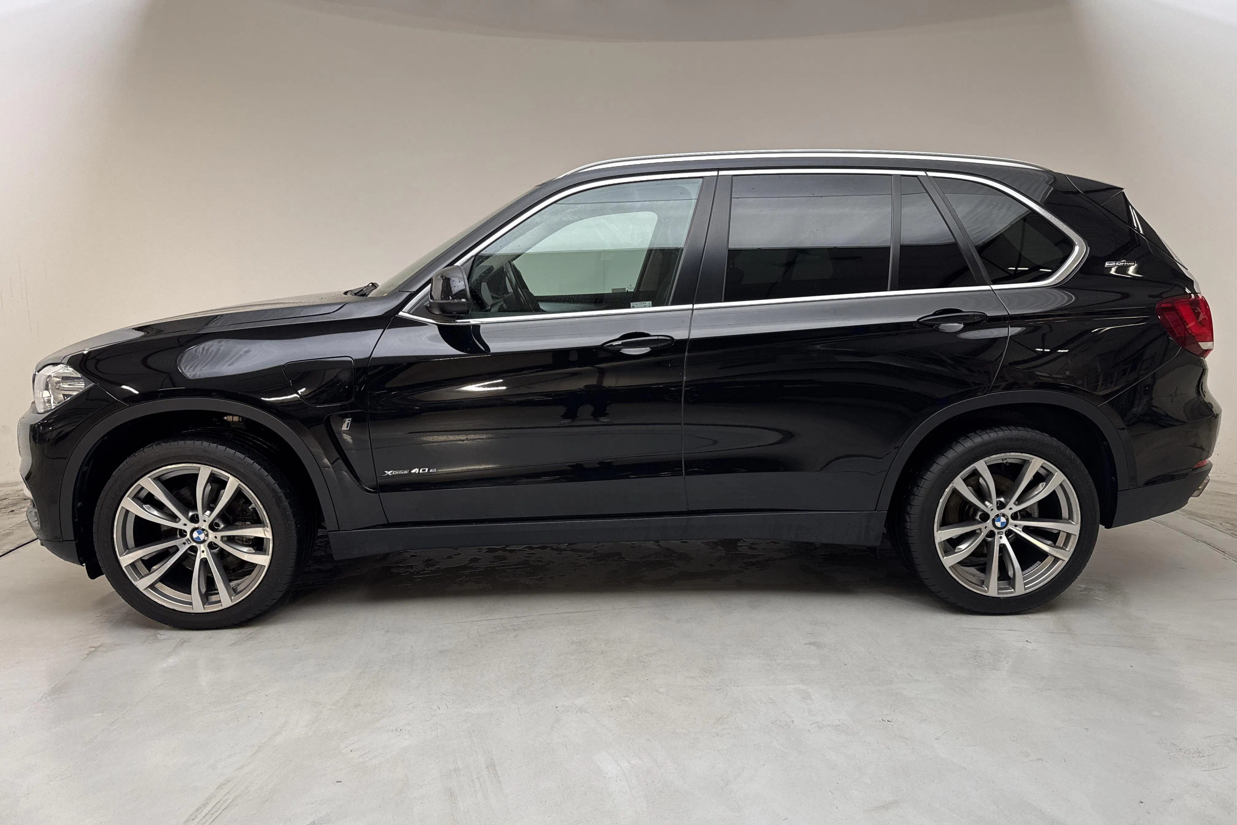 Presentationsfoto 2 av 16: BMW X5 xDrive40e, F15 (313hk) - 14 252 mil - Automat - svart - 2018