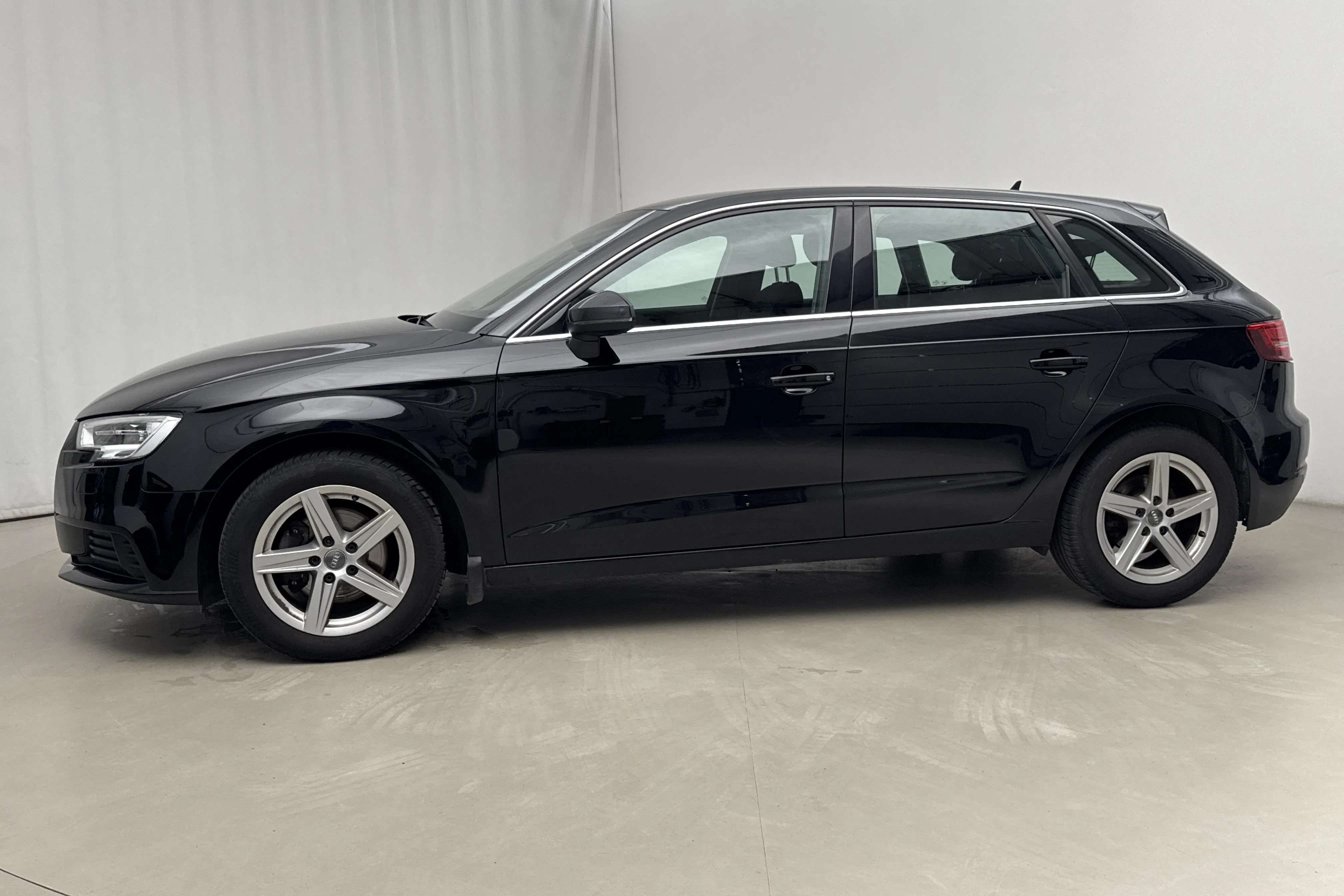 Presentationsfoto 2 av 14: Audi A3 1.5 TFSI Sportback (150hk) - 11 229 mil - Manuell - svart - 2018
