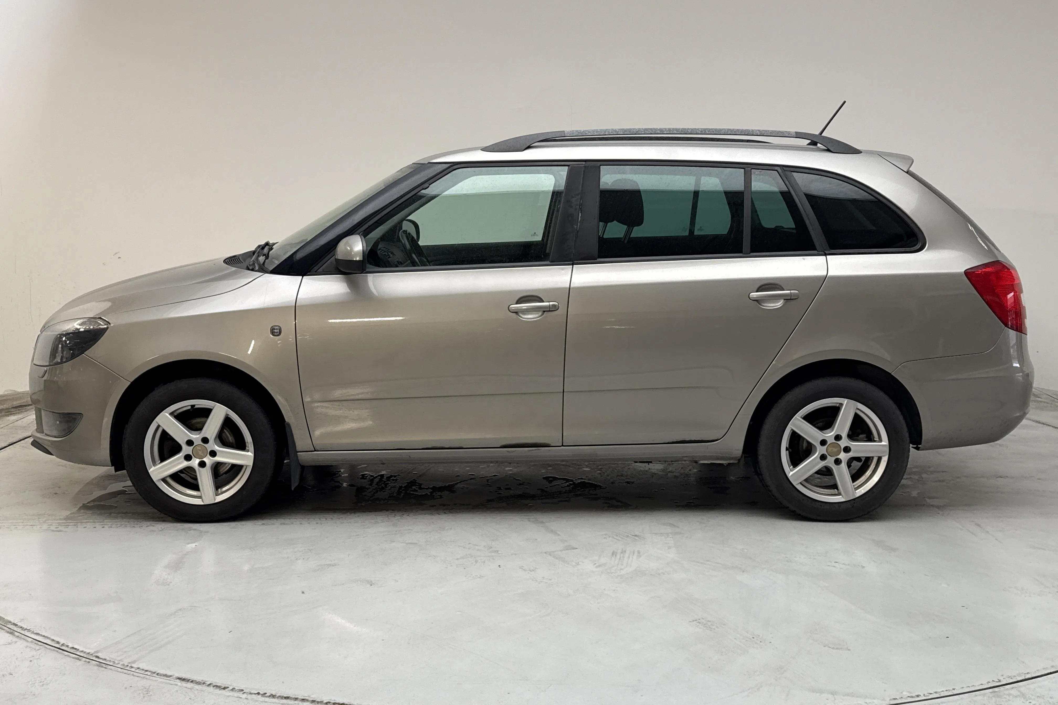 Presentationsfoto 2 av 12: Skoda Fabia 1.2 TSI Combi (86hk) - 26 864 mil - Manuell - Ljusbrun - 2014