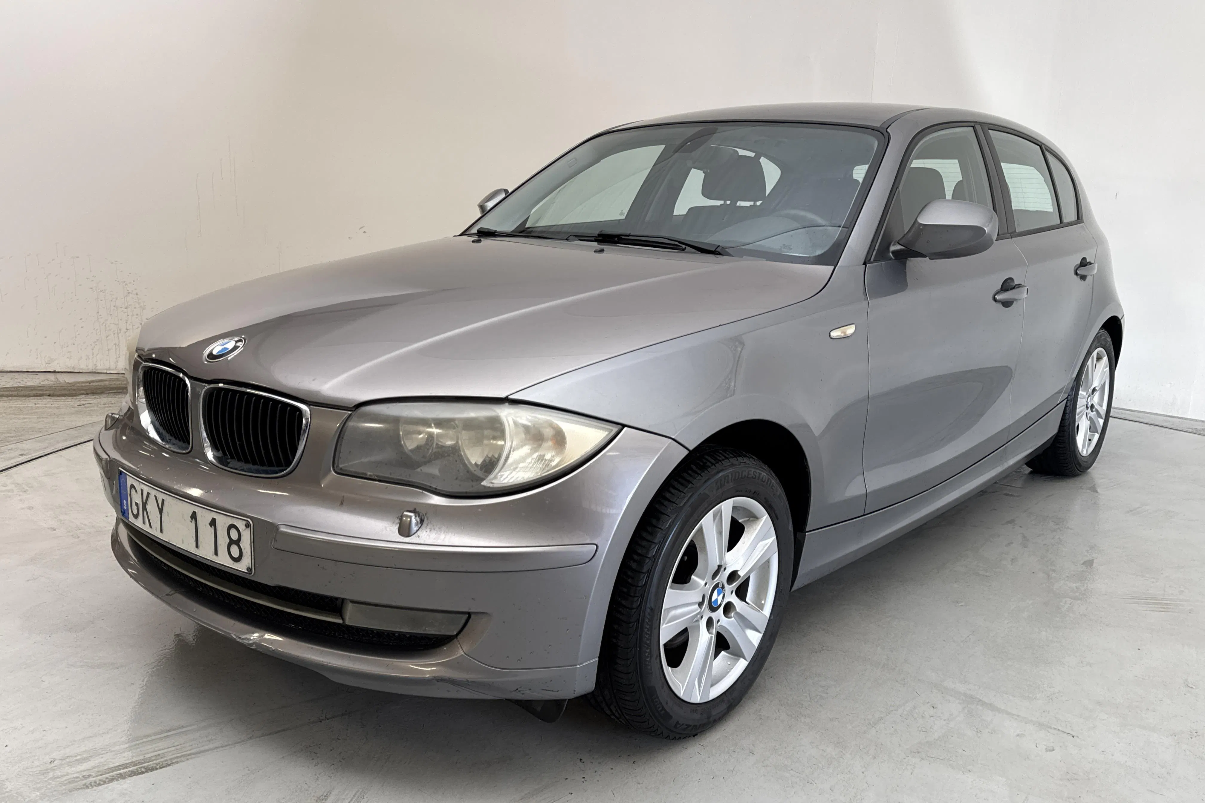 Presentationsfoto 1 av 12: BMW 116d 5dr, E87 (116hk) - 15 364 mil - Manuell - grå - 2010